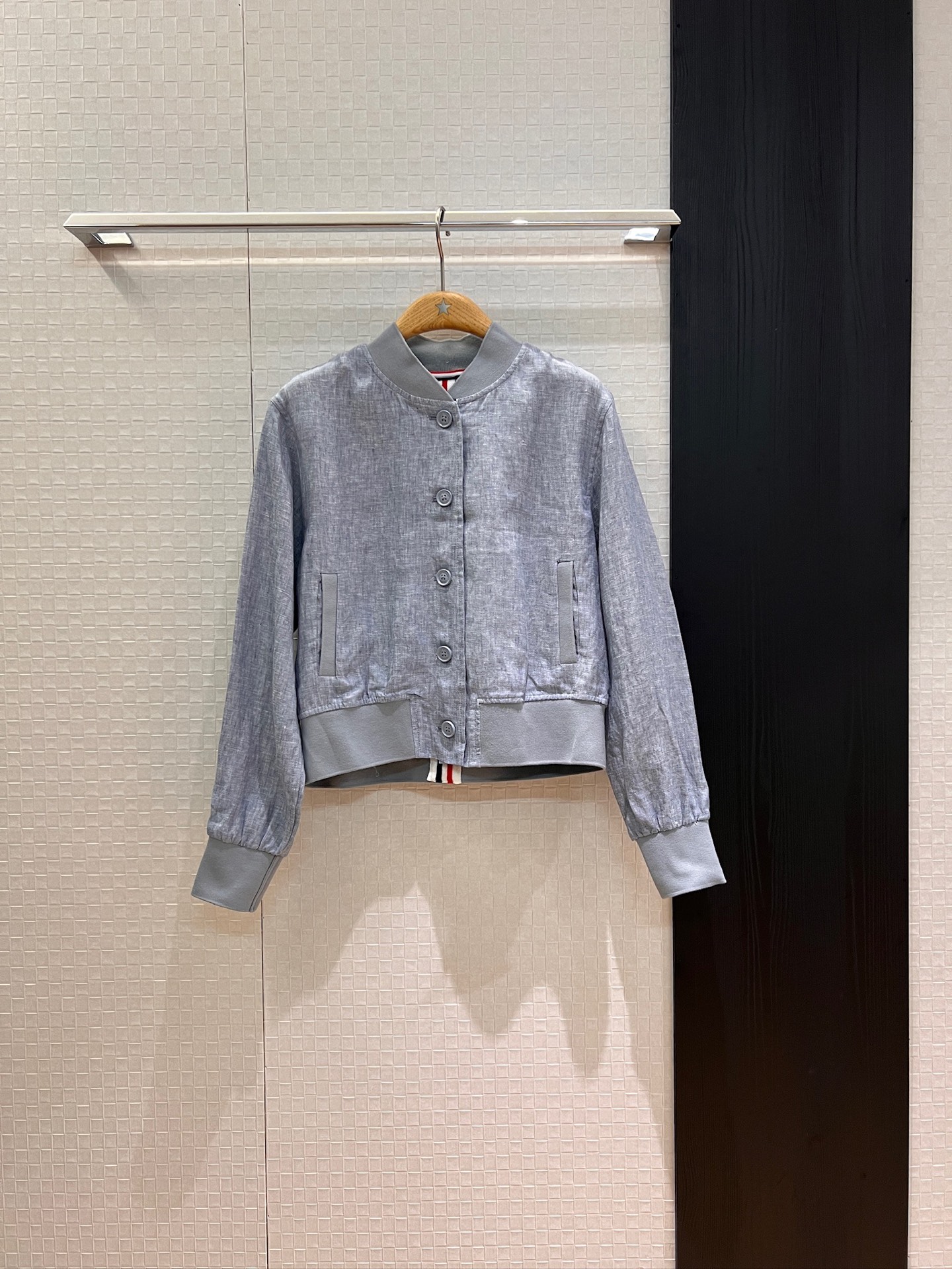 NO:436805,New TB stand collar linen baseball uniform jacket classic three-color webbing splicing decoration lazy casual college style age-reducing white gray SML,,jackets & coats,alexander wang19860909新款TB立领亚麻棒球服外套经典三色织带拼接装饰 慵懒休闲 学院风减龄白色灰色 SML,,jackets & coats,alexander wang,Women's clothing