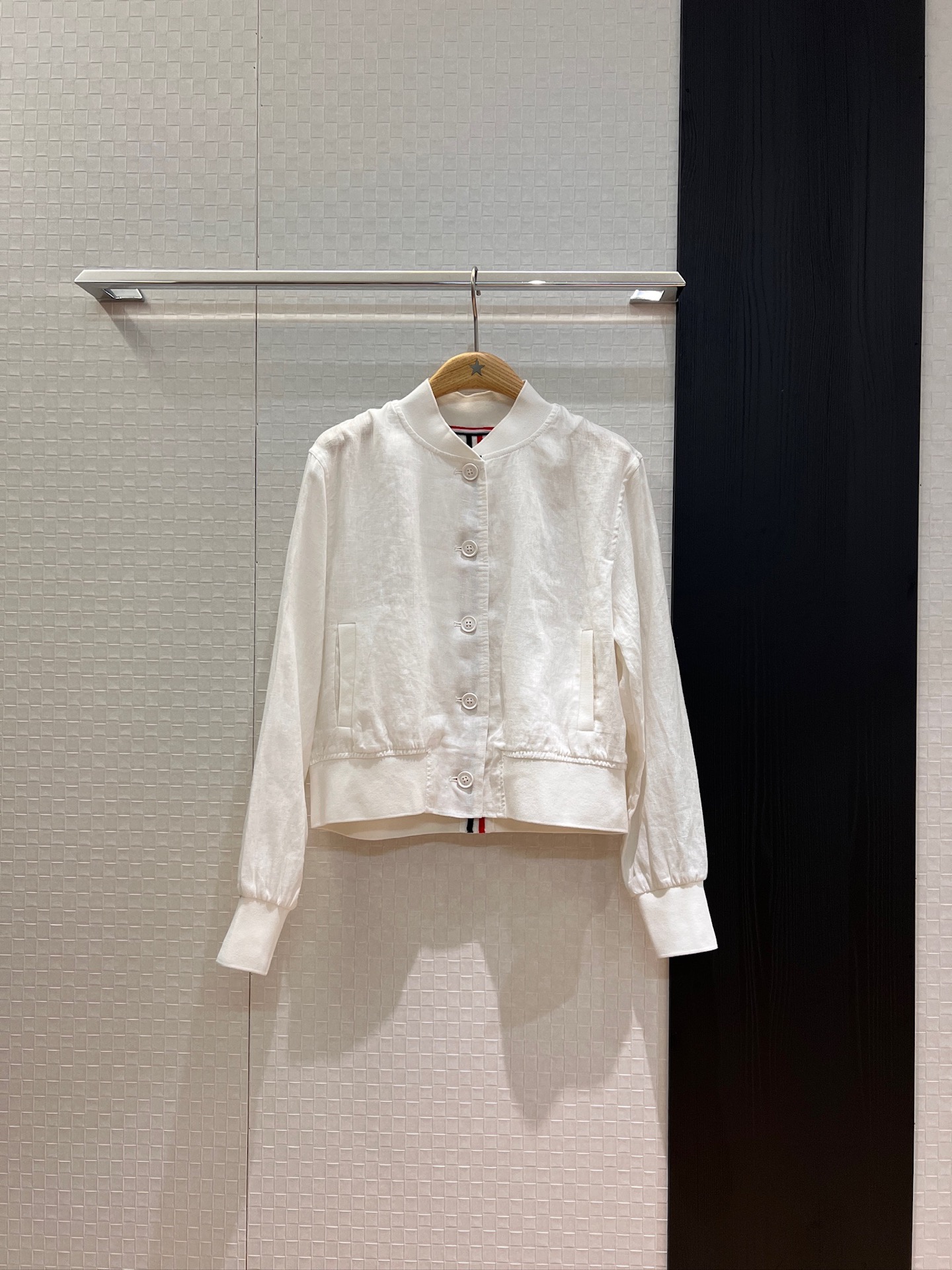 NO:436809,New TB stand collar linen baseball uniform jacket classic three-color webbing splicing decoration lazy casual college style age-reducing white gray SML,,jackets & coats,alexander wang19860909新款TB立领亚麻棒球服外套经典三色织带拼接装饰 慵懒休闲 学院风减龄白色灰色 SML,,jackets & coats,alexander wang,Women's clothing