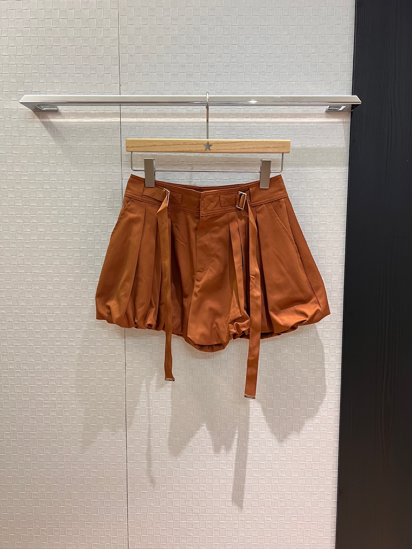 NO:436817,New style is coming Yang Mi, same style for show, streamers, decorative flower buds and pumpkin shorts, French-style sweet, cute and versatile waist embroidered logo letters, must-have for age reduction, can be worn with the same coat, caramel color/khaki SML,, shorts, jackets & coats,alexander wang19860909新款来袭杨幂 走秀同款 飘带装饰花苞南瓜短裤 女团风法式甜美 可爱百搭后腰刺绣logo字母 减龄必备 可搭同款外套 焦糖色/卡其 SML,,shorts,jackets & coats,alexander wang,Women's clothing