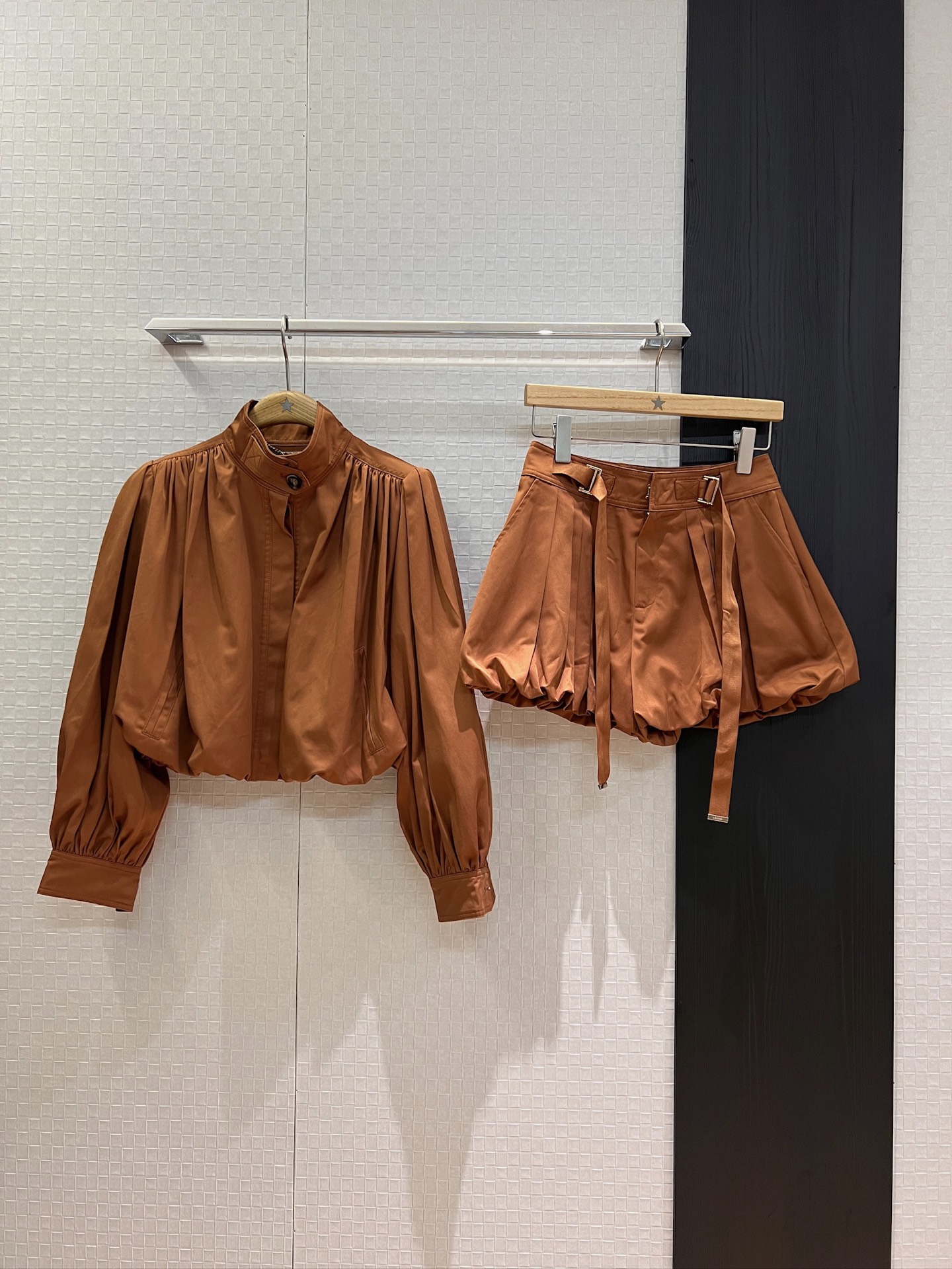 NO:436824,New style is coming, same style for the show, stand-up collar pleated flower bud short jacket lantern sleeves, fashionable temperament, age-reducing versatile caramel color/khaki SML,, jackets & coats,alexander wang19860909新款来袭明星 走秀同款 立领褶皱花苞短款外套灯笼袖 时尚气质 减龄百搭焦糖色/卡其 SML,,jackets & coats,alexander wang,Women's clothing