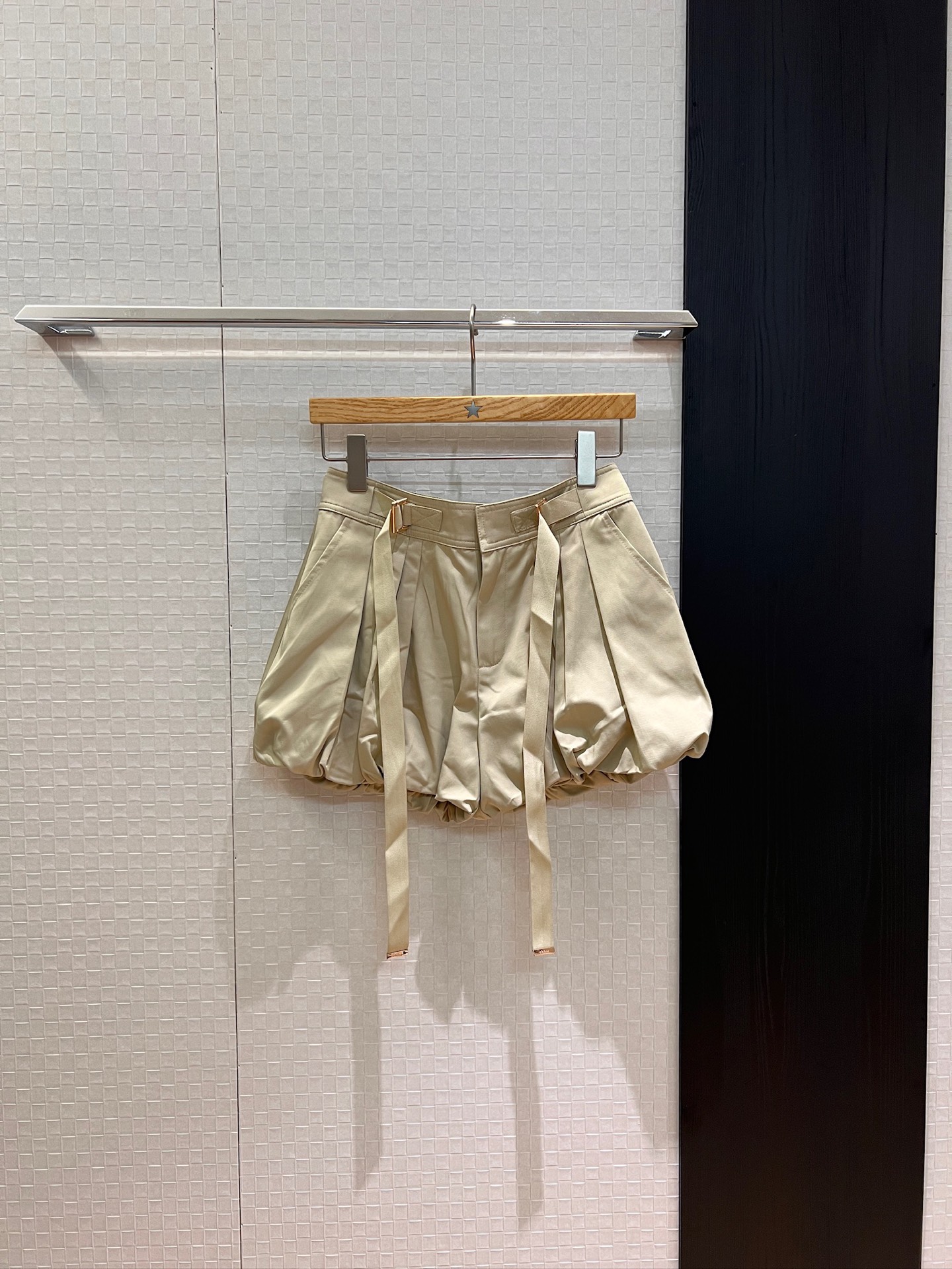 NO:436821,New style is coming Yang Mi, same style for show, streamers, decorative flower buds and pumpkin shorts, French-style sweet, cute and versatile waist embroidered logo letters, must-have for age reduction, can be worn with the same coat, caramel color/khaki SML,, shorts, jackets & coats,alexander wang19860909新款来袭杨幂 走秀同款 飘带装饰花苞南瓜短裤 女团风法式甜美 可爱百搭后腰刺绣logo字母 减龄必备 可搭同款外套 焦糖色/卡其 SML,,shorts,jackets & coats,alexander wang,Women's clothing