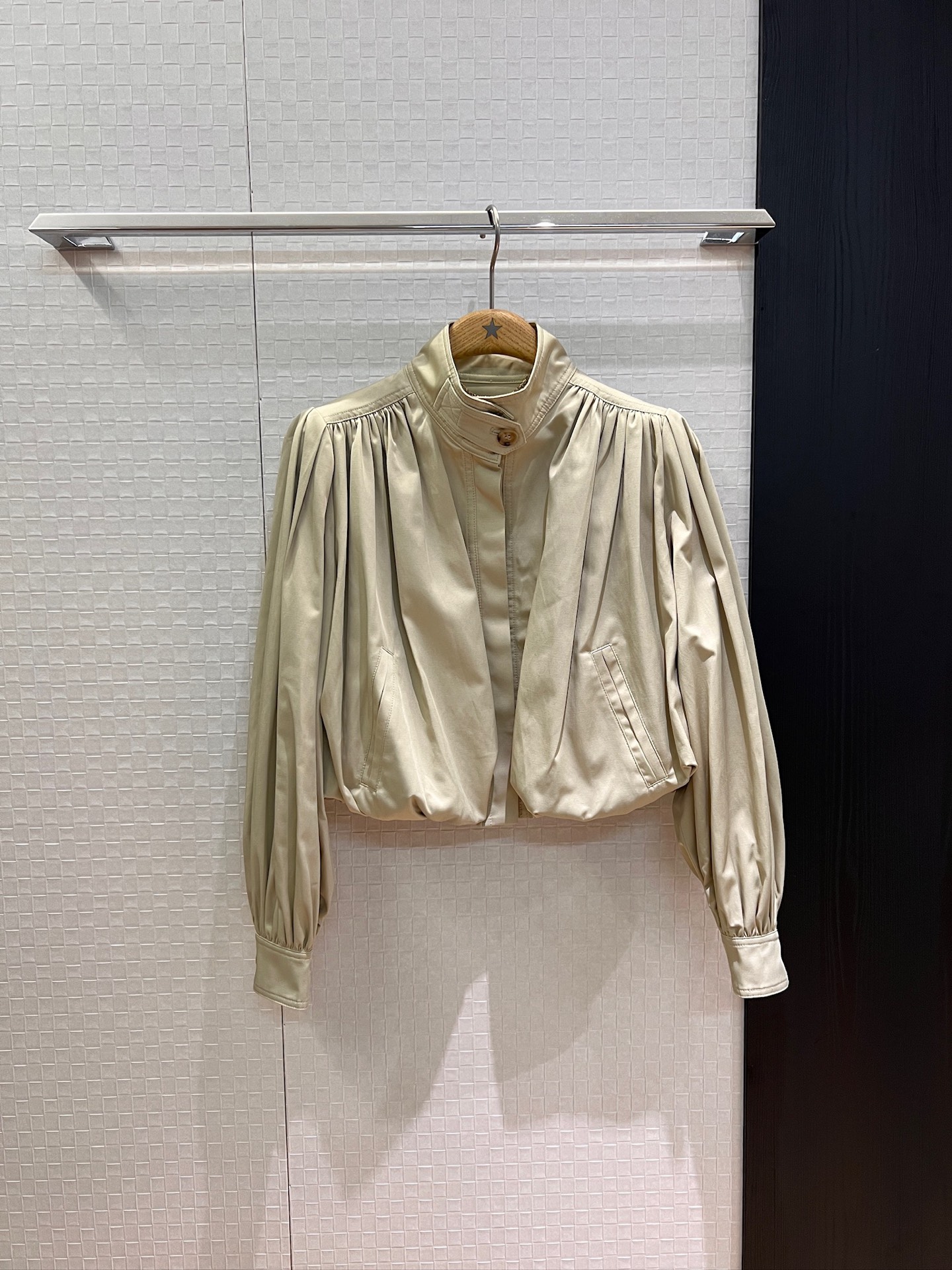 NO:436830,New style is coming, same style for the show, stand-up collar pleated flower bud short jacket lantern sleeves, fashionable temperament, age-reducing versatile caramel color/khaki SML,, jackets & coats,alexander wang19860909新款来袭明星 走秀同款 立领褶皱花苞短款外套灯笼袖 时尚气质 减龄百搭焦糖色/卡其 SML,,jackets & coats,alexander wang,Women's clothing