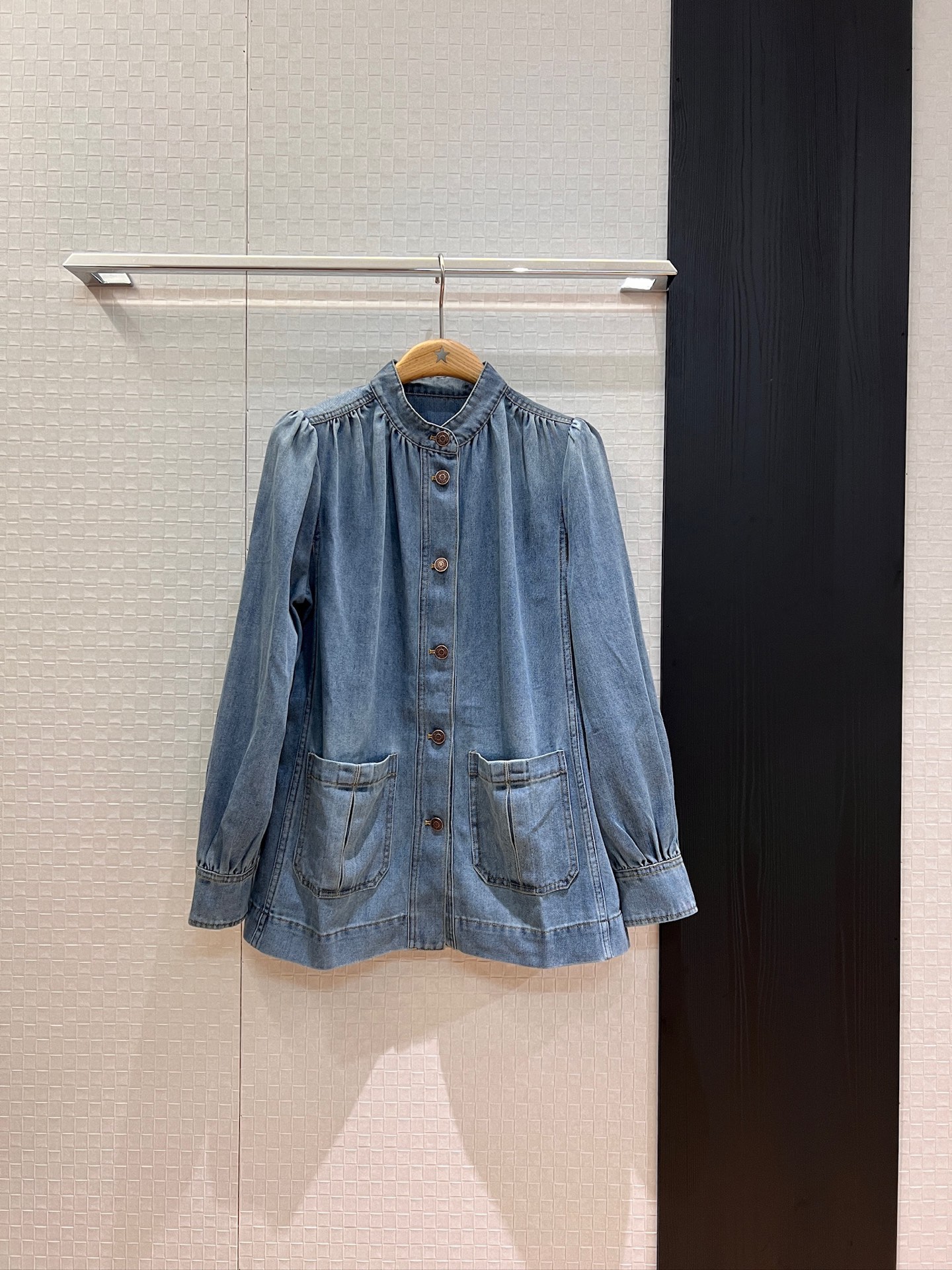 NO:436836,New style of washing water stand collar pleated denim shirt jacket lantern sleeve design A-line doll loose and casual logo leather logo decoration on both sides pockets age-reducing versatile SML,,jackets & coats,alexander wang19860909新款来袭洗水立领褶皱牛仔衬衣外套 灯笼袖设计A字娃娃 宽松休闲背后logo皮标装饰 两侧口袋 减龄百搭 SML,,jackets & coats,alexander wang,Women's clothing
