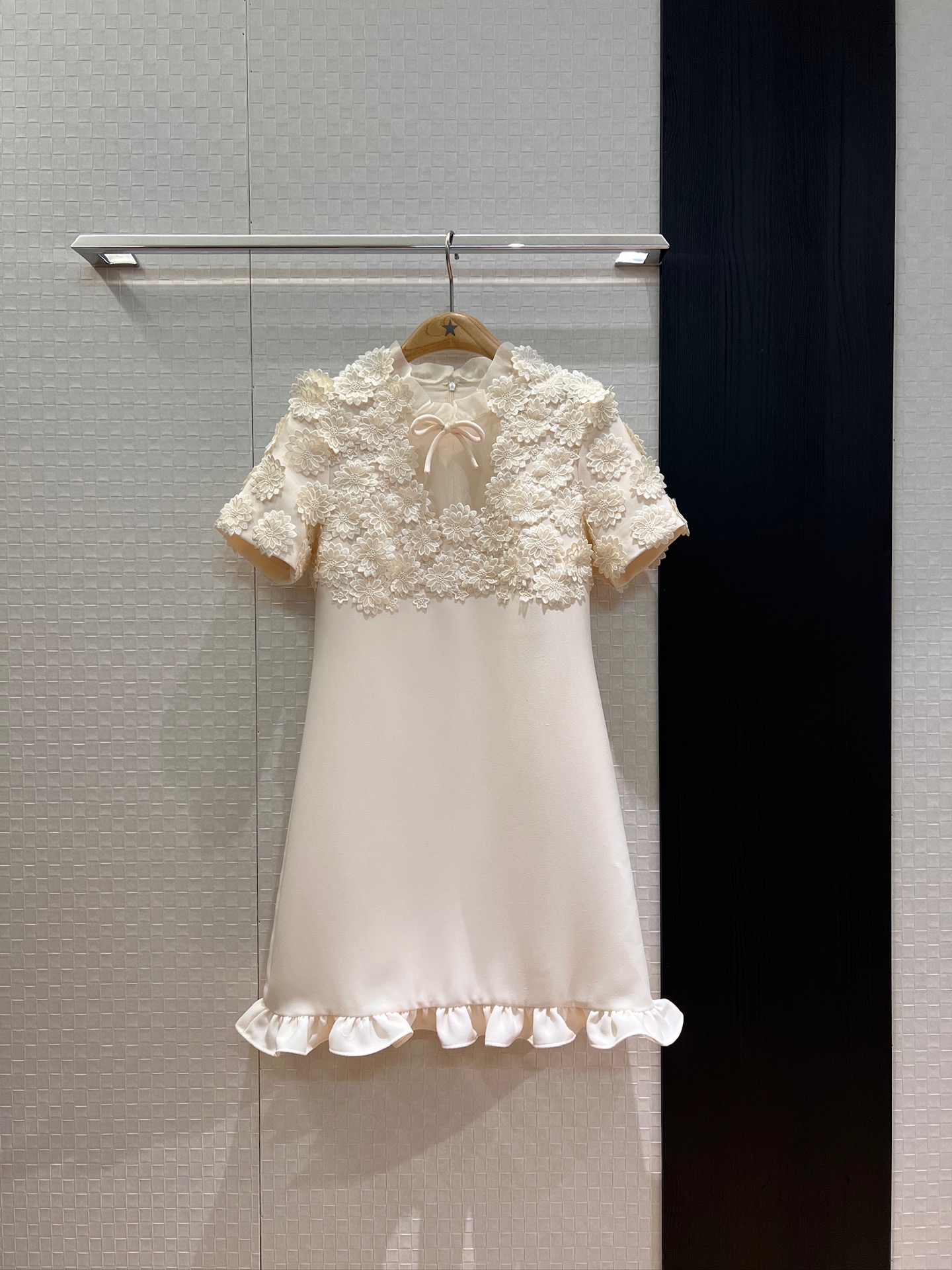 NO:437785,Special offer, the same style of the new Sun Li, three-dimensional flower decoration, Organza spliced ​​dress with neck bow, slightly transparent and elegant fairy on the chest, black pink apricot color, S-XL,, skirts,alexander wang19860909特价 新款孙俪同款 立体花朵装饰 欧根纱拼接连衣裙领口蝴蝶结 胸前微透优雅小仙女 黑色粉色杏色 S-XL,,skirts,alexander wang,Women's clothing