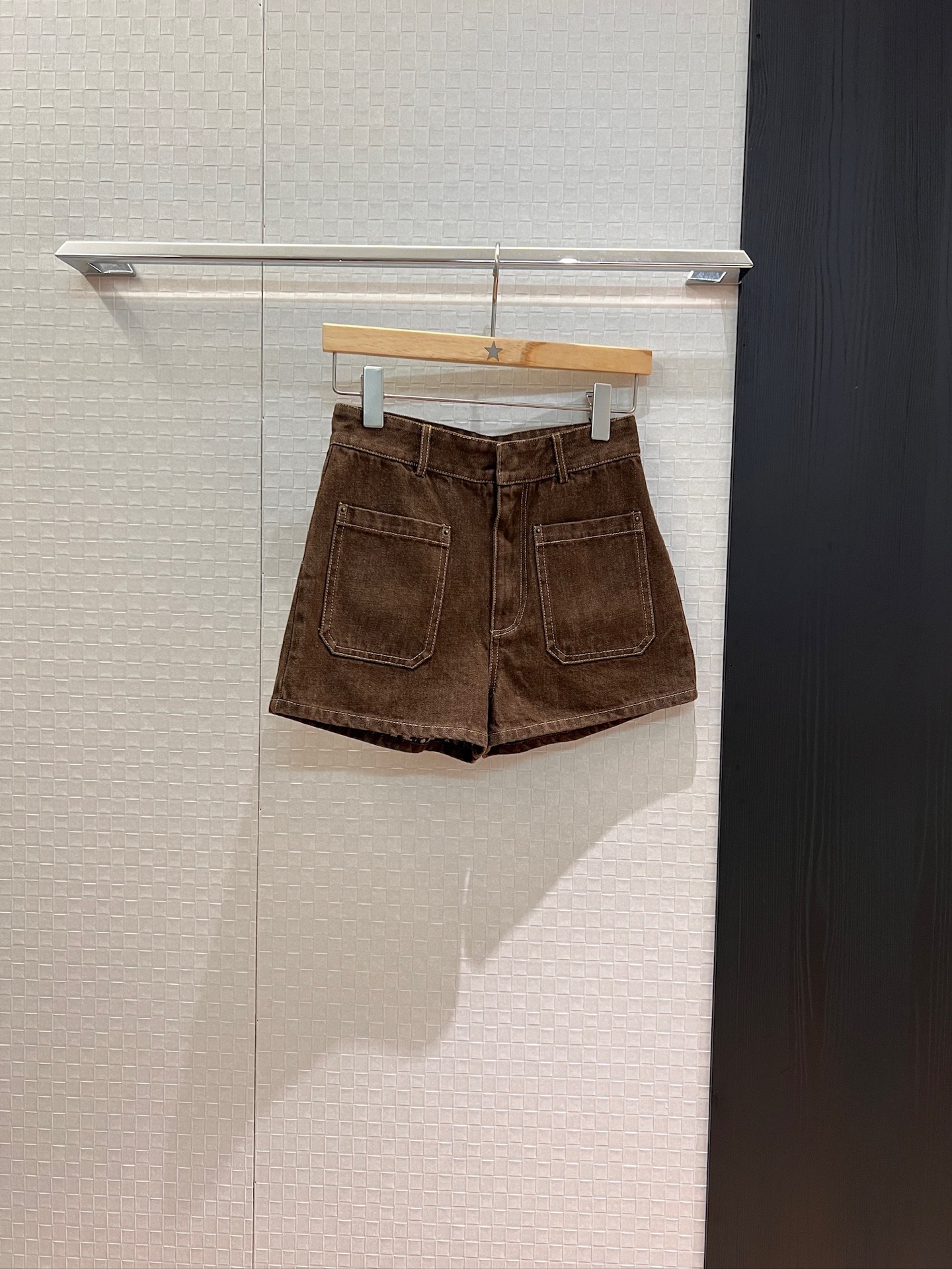 NO:808043,The new recommendation is Maillard brown presbyopic lining printed denim shorts. Patch square pocket decoration design slimming and versatile. Logo label decoration SML,,shorts,19860909新款推荐美拉德棕老花内里印花牛仔短裤 贴布方形口袋装饰设计修身显瘦 气质百搭 logo标签装饰 SML,,shorts,,Women's clothing