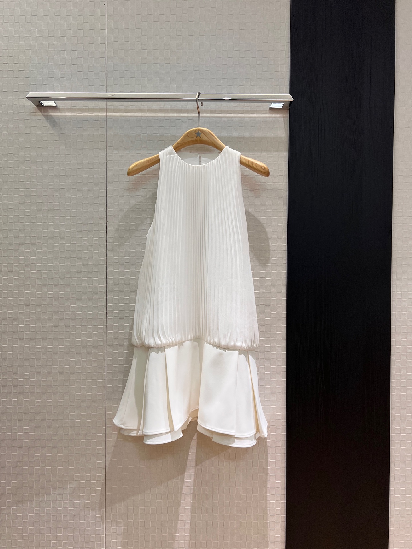 NO:437471,The same style of Chen Duling, the new style of the ruffled skirt, the A-line dress, the halter neck sleeveless vest skirt, the pleated fabric is elegant and age-reducing, the temperament of the socialite SML, skirts, alexander wang19860909新款陈都灵同款 荷叶边裙摆拼接A字连衣裙挂脖无袖背心裙 压褶面料优雅减龄 气质名媛 SML,,skirts,alexander wang,Women's clothing