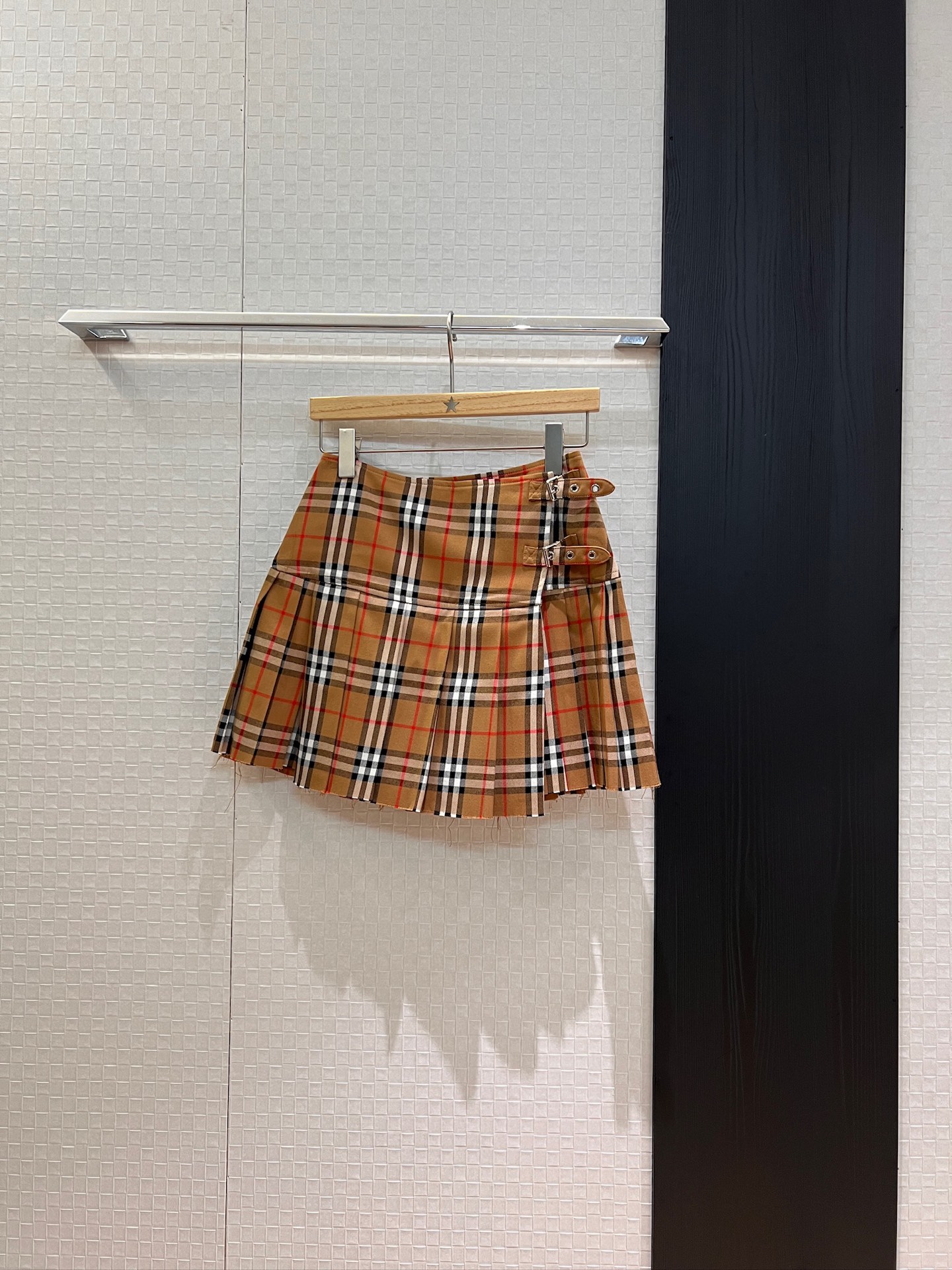 NO:437462,New style of incoming buckle design, asymmetrical spliced ​​pleated skirt classic plaid skirt, breasted skirt style, playful and age-reducing SML, skirts, alexander wang19860909新款来袭系扣设计 不对称拼接百褶半裙经典格纹 裙摆毛边学院风 俏皮减龄 SML,,skirts,alexander wang,Women's clothing