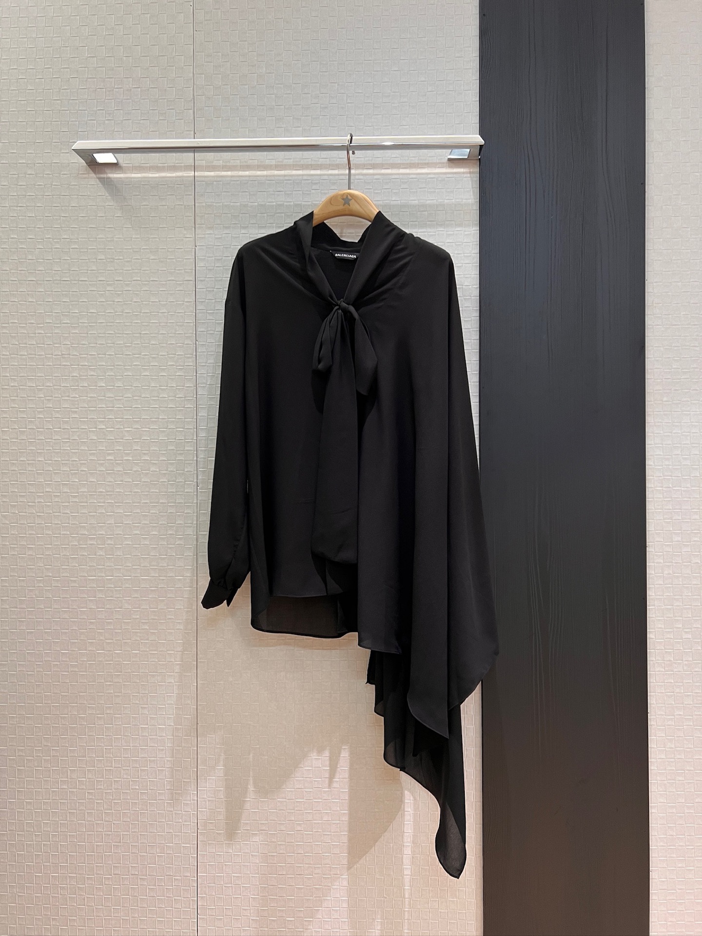 NO:438330,The same style of the new leaf boy, the ribbon bow tie tie, the asymmetrical single-sleeved shirt loose and flowing, irregular cloak, the women's style SML,,alexander wang19860909新款叶童同款 飘带蝴蝶结系带领不对称单袖衬衣宽松飘逸 不规则斗篷御女范 SML,,alexander wang,Women's clothing