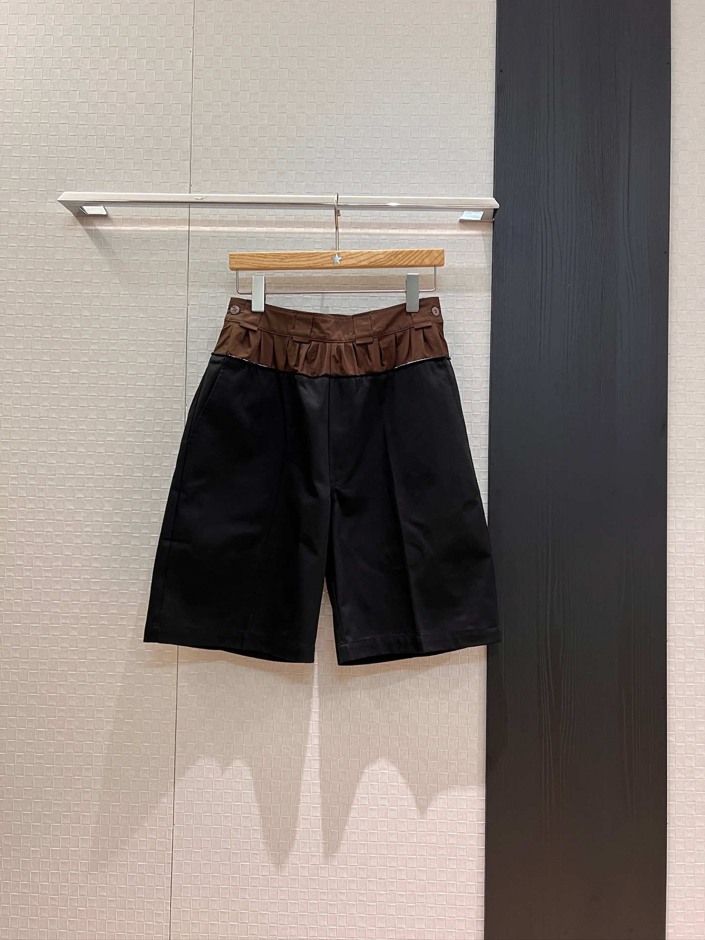 NO:438343,New MM6 Magila Contrast color splicing five-point pants Casual mid-pants Loose and super handsome versatile pants breasted tailoring age-reducing fashion SML,,masion margiela,masion margiela,alexander wang19860909新款MM6马吉拉 撞色拼接五分裤 休闲中裤 宽松超帅 百搭神裤毛边剪裁 减龄时尚 SML,,masion margiela,masion margiela,alexander wang,Women's clothing