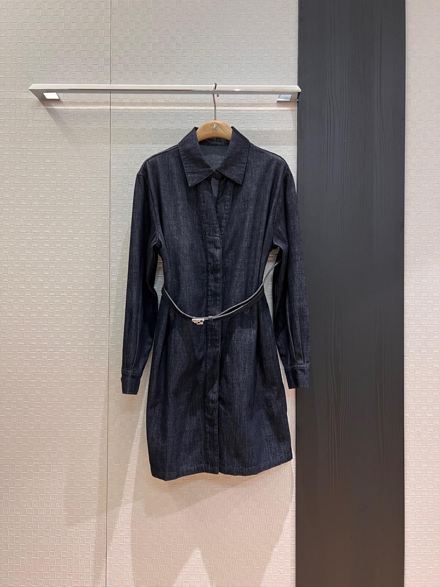 NO:438307,New style of new double F belt decorative lapel denim dress with hollowed-breasted shirt dress loose casual and fashionable temperament SML, skirts, alexander wang19860909新款来袭双F腰带装饰翻领牛仔连衣裙胸前镂空排扣衬衣裙 宽松休闲时尚气质 SML,,skirts,alexander wang,Women's clothing