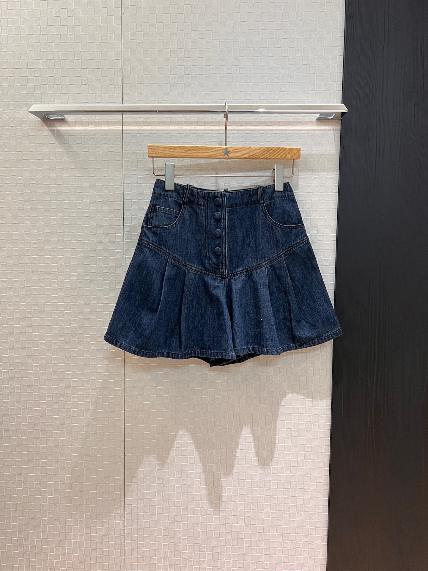 NO:438332,New lapel short ribbed waist-hugging denim jacket with high waist denim shorts A-line wide-leg chants embroidered logo letters denim bag buckle fashion casual age-reducing versatile SML pants, skirts, shorts, jackets & coats, alexander wang19860909新款来袭翻领短款罗纹收腰牛仔外套搭配高腰牛仔短裤 A字阔腿裙裤刺绣logo字母 牛仔包扣 时尚休闲 减龄百搭 SML 裤,,skirts,shorts,jackets & coats,alexander wang,Women's clothing