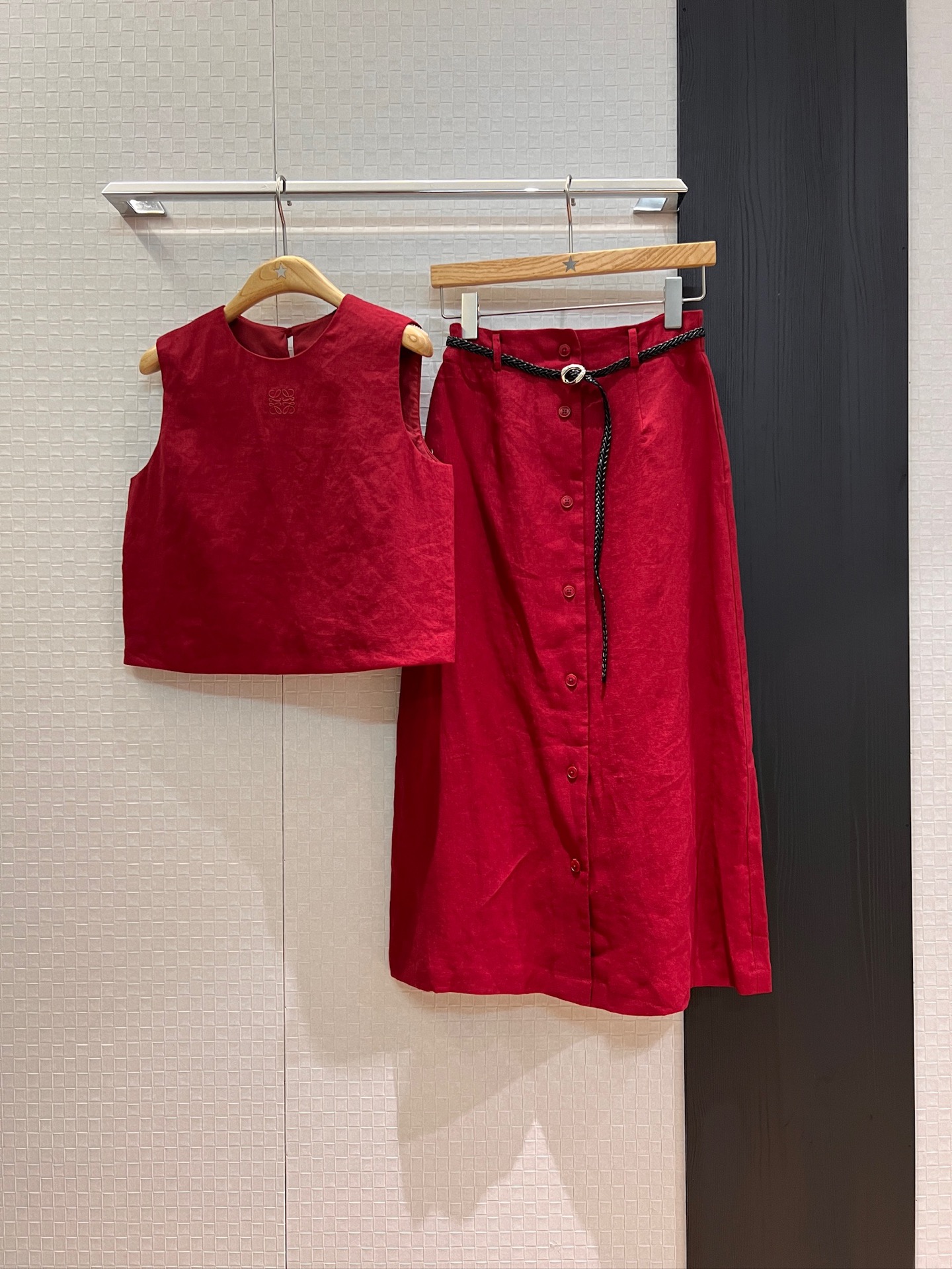 NO:438345,New chest embroidered logo badge vest vest with belt buckle skirt. Line suit has pockets on both sides. Casual and lazy. Fashionable commuting and vacation age-reducing. Slim fit and slim apricot red SML, skirts, alexander wang19860909新款胸前刺绣logo徽章马甲背心搭配腰带开扣半裙 亚麻套装两侧有口袋 休闲慵懒 时尚通勤度假减龄 修身显瘦 杏色红色 SML,,skirts,alexander wang,Women's clothing