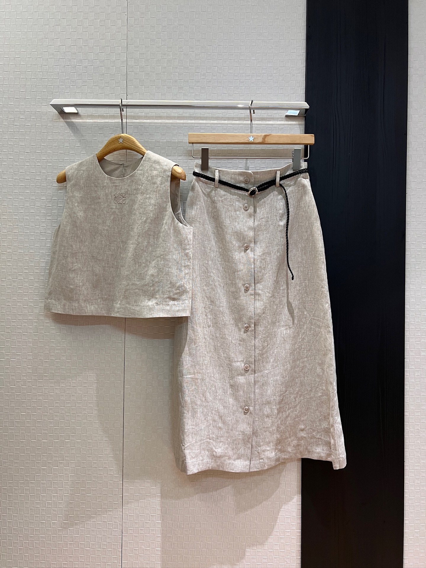 NO:438356,New chest embroidered logo badge vest vest with belt buckle skirt. Line suit has pockets on both sides. Casual and lazy. Fashionable commuting and vacation age-reducing. Slim fit and slim apricot red SML, skirts, alexander wang19860909新款胸前刺绣logo徽章马甲背心搭配腰带开扣半裙 亚麻套装两侧有口袋 休闲慵懒 时尚通勤度假减龄 修身显瘦 杏色红色 SML,,skirts,alexander wang,Women's clothing