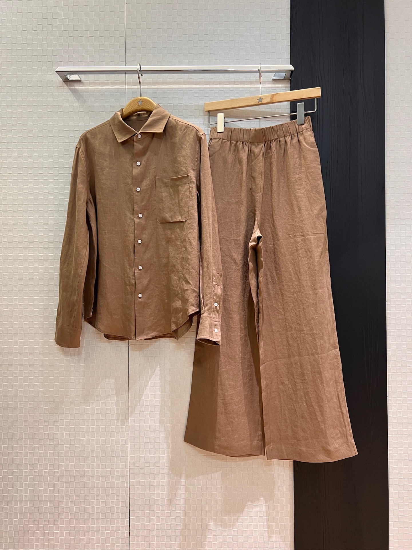 NO:438380,Lining pants new LP minimalist pocket decorative linen shirt with the same wide-leg pants hem splicing logo leather label decoration old money style must have loose and casual brown red SML, loro piana, alexander wang19860909衬 裤新款LP 极简口袋装饰亚麻衬衣搭同款阔腿裤下摆拼接logo皮标装饰 老钱风必备 宽松休闲 咖色红色 SML,,loro piana,alexander wang,Women's clothing