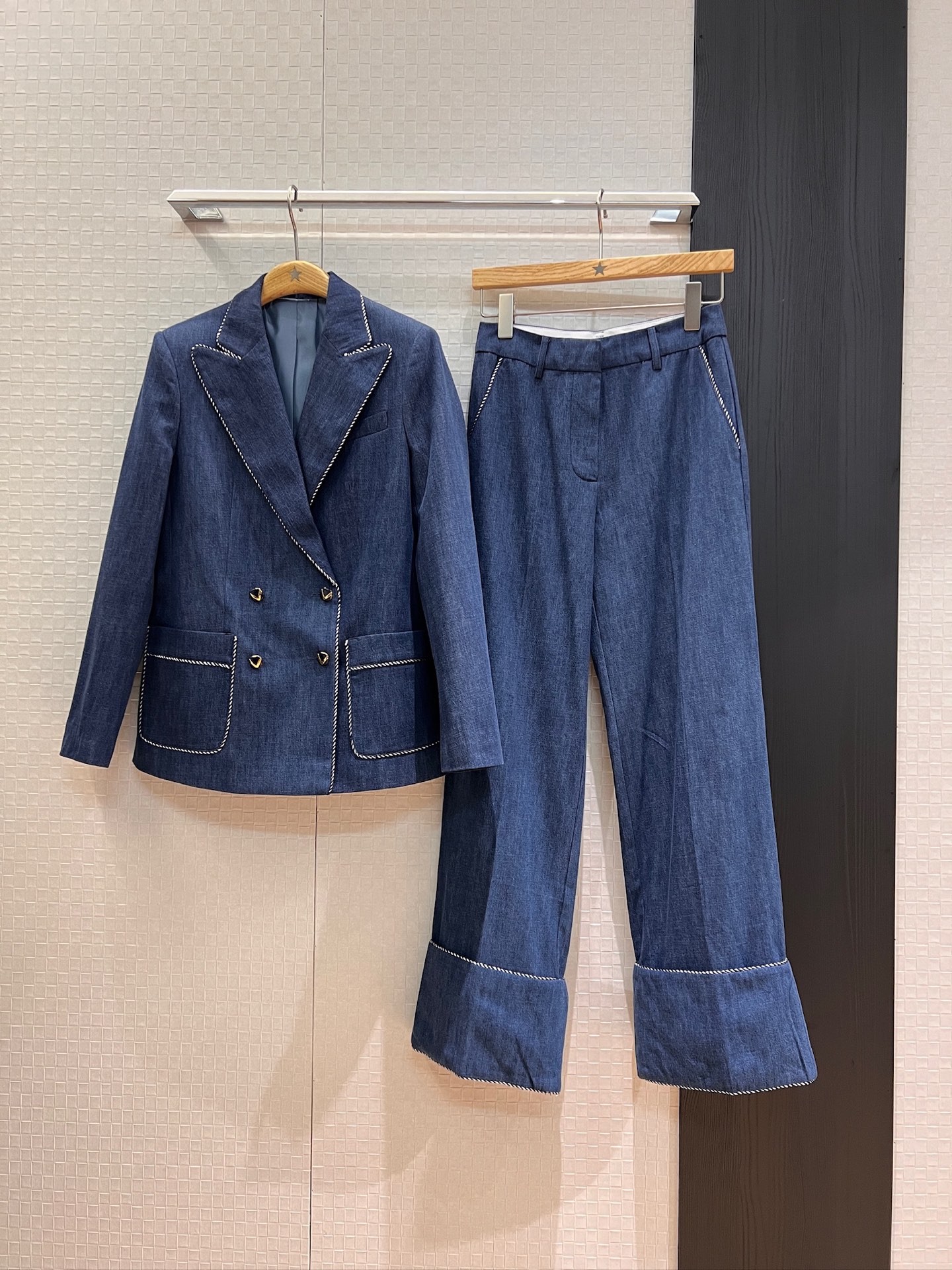 NO:439153,Outer pants new early autumn webbing piping decoration Double-breasted blazer wide-edged webbing piping decoration wide-leg pants Straight casual pants denim cotton texture open-mold commuting casual Fashion and versatile SML, Jackets & coats, business suit, alexander wang19860909外 裤新款早秋织带滚边装饰 双排扣西装外套宽边织带滚边装饰阔腿裤 直筒休闲裤牛仔棉质地 开模扣子 通勤休闲 时尚百搭SML,,jackets & coats,business suit,alexander wang,Women's clothing