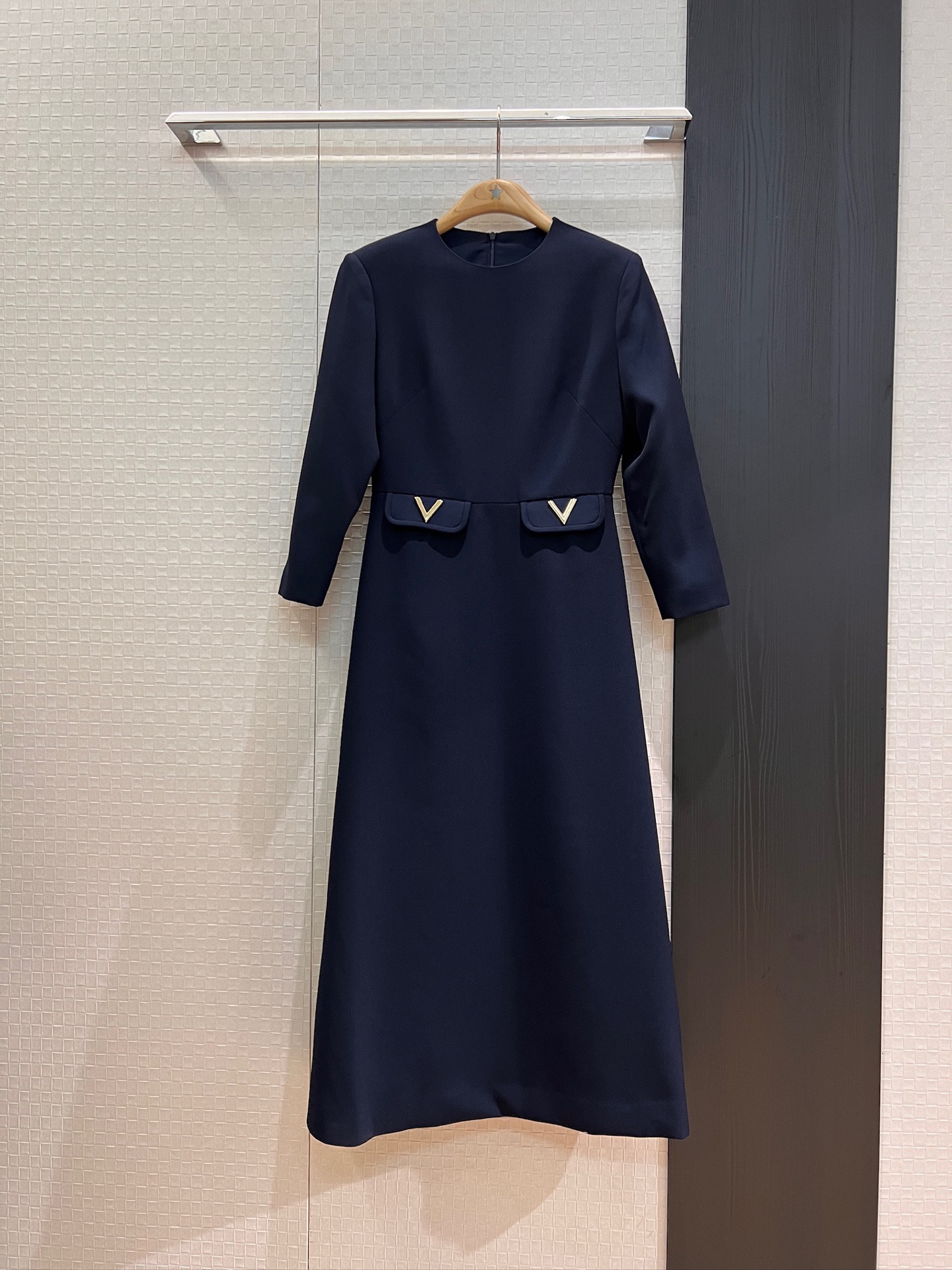 NO:439166,Early autumn new V letter logo flip pocket decoration long-sleeved dress with long skirt three-dimensional tailoring waist, slim and versatile temperament, sweet and age-reducing white dark blue SML, skirts, alexander wang19860909早秋新款V字母logo翻盖口袋装饰长袖连衣裙 长裙立体剪裁 收腰显瘦气质百搭 甜美减龄 白色深蓝 SML,,skirts,alexander wang,Women's clothing