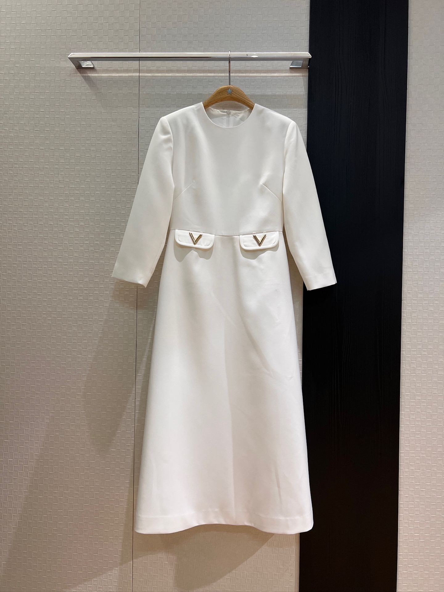 NO:439178,Early autumn new V letter logo flip pocket decoration long-sleeved dress with long skirt three-dimensional tailoring waist, slim and versatile temperament, sweet and age-reducing white dark blue SML, skirts, alexander wang19860909早秋新款V字母logo翻盖口袋装饰长袖连衣裙 长裙立体剪裁 收腰显瘦气质百搭 甜美减龄 白色深蓝 SML,,skirts,alexander wang,Women's clothing