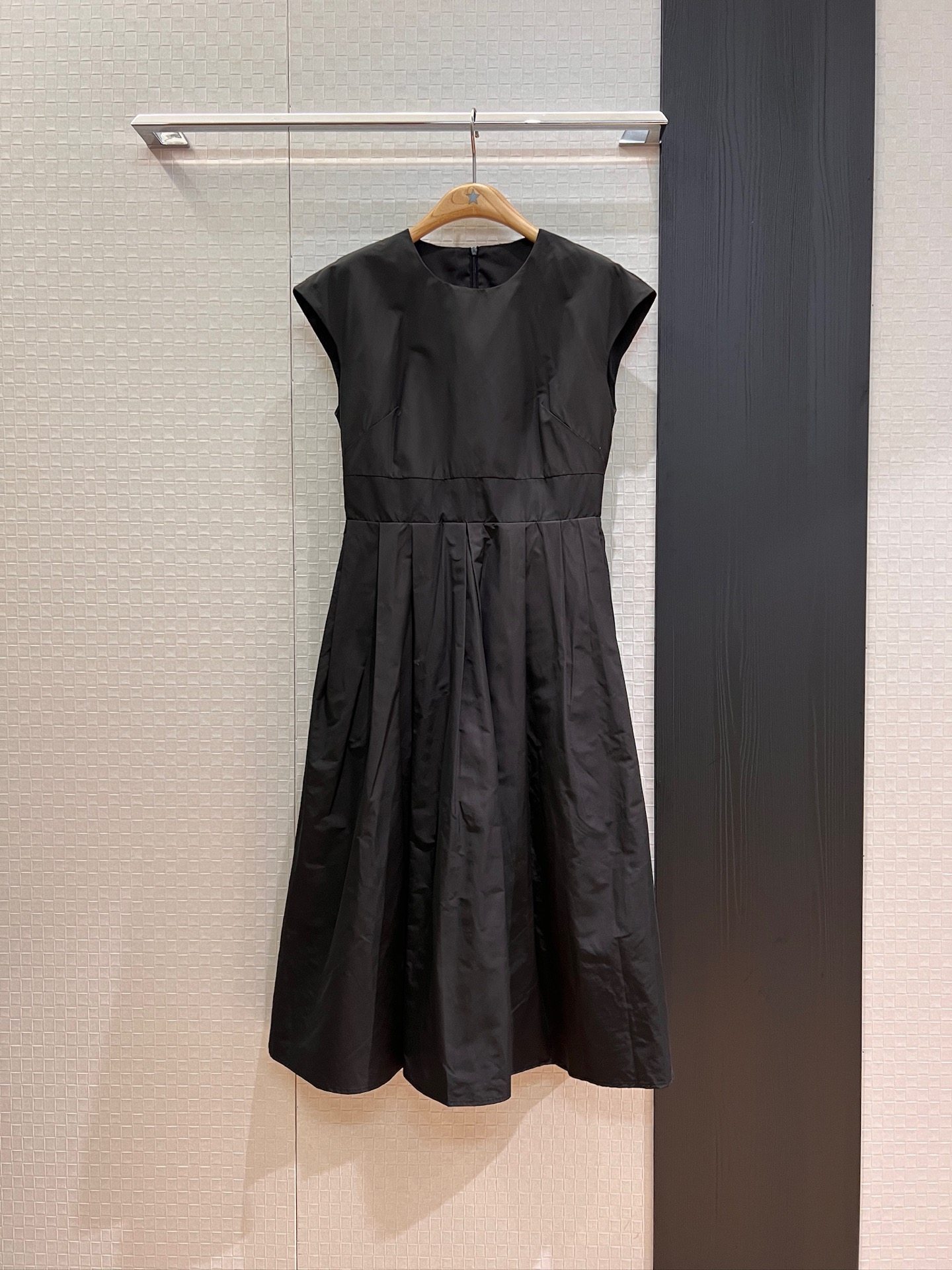 NO:439194,New French round neck roll sleeve dress with a spliced ​​bow on the back decorative three-dimensional tailoring, both sides pockets, waist-retracting and pleated skirt, chaebol's wealth, elegant temperament, simple and atmospheric, sweet and age-reducing, black couple pink, SML, skirts, alexander wang19860909新款法式圆领落肩袖连衣裙 背后拼接蝴蝶结装饰立体剪裁 两侧口袋 收腰压褶大裙摆财阀千金本金 优雅气质 简约大气 甜美减龄 黑色耦粉色 SML,,skirts,alexander wang,Women's clothing