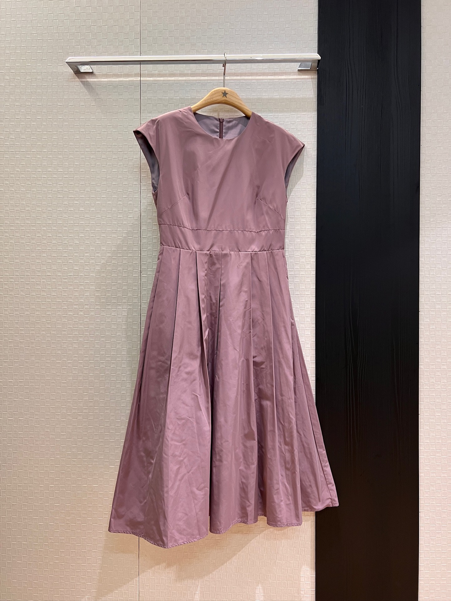 NO:439208,New French round neck roll sleeve dress with a spliced ​​bow on the back decorative three-dimensional tailoring, both sides pockets, waist-retracting and pleated skirt, chaebol's wealth, elegant temperament, simple and atmospheric, sweet and age-reducing, black couple pink, SML, skirts, alexander wang19860909新款法式圆领落肩袖连衣裙 背后拼接蝴蝶结装饰立体剪裁 两侧口袋 收腰压褶大裙摆财阀千金本金 优雅气质 简约大气 甜美减龄 黑色耦粉色 SML,,skirts,alexander wang,Women's clothing