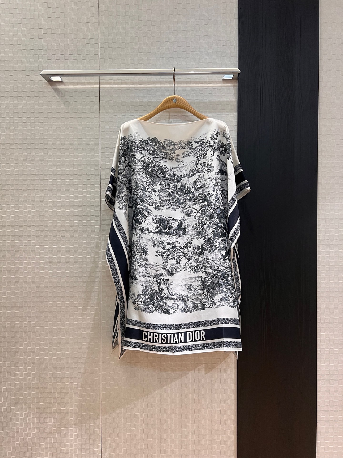 NO:439154,New classic Juyi positioning printed silk cape blouse top 18 mmi bold denim silk loose and versatile vacation and casual self-match belt waist lazy and relaxing feeling One size, real silk, alexander wang19860909新款经典茹伊定位印花真丝斗篷式罩衫上衣18姆米加粗斜纹真丝 宽松百搭 度假休闲可自搭腰带收腰 慵懒松弛感 均码,,real silk,alexander wang,Women's clothing