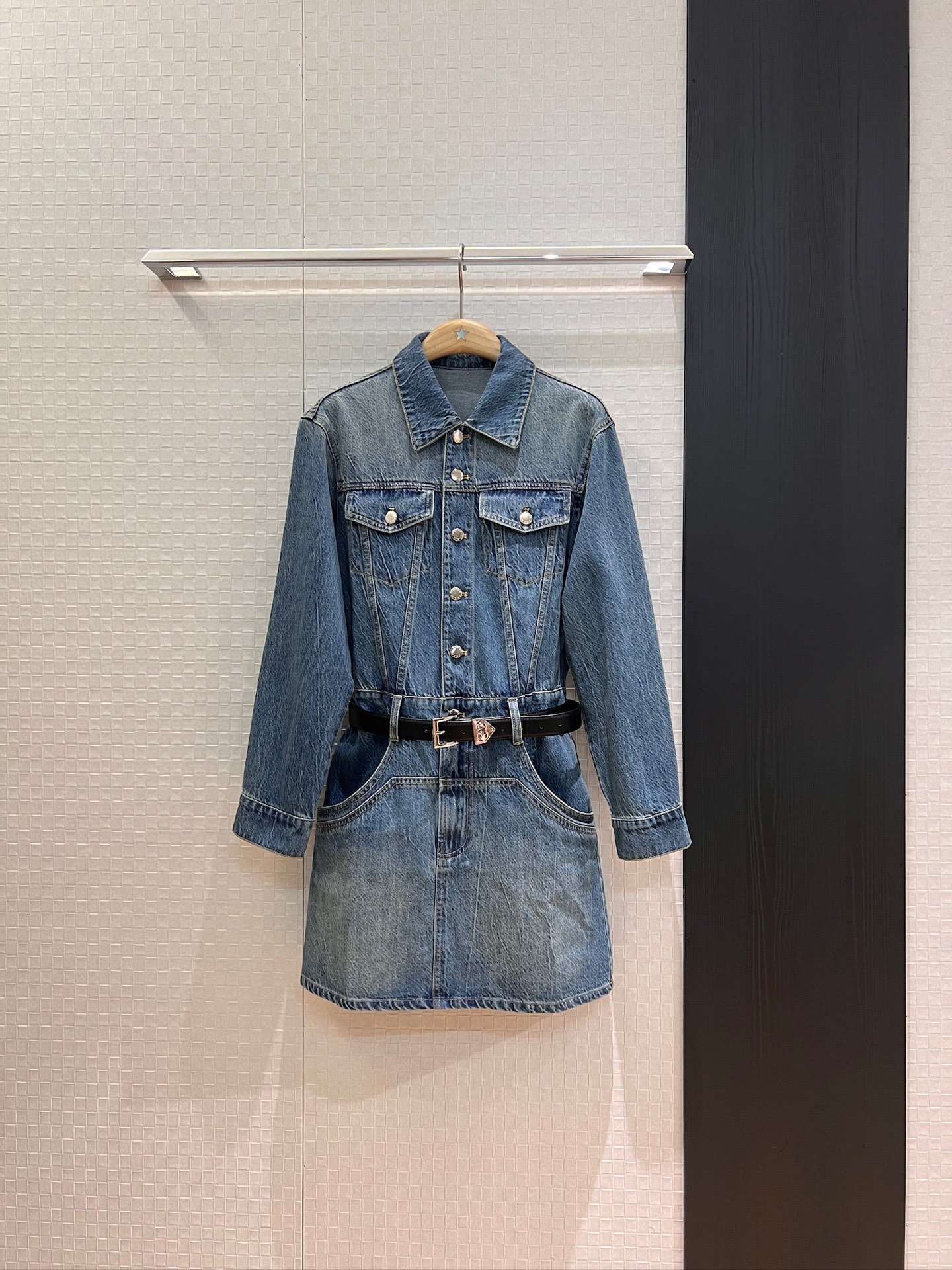 NO:439181,New style washing cowboy lapel long-sleeved dress with triangle logo belt decoration handsome sweet and cool slim fit and slim personality SML, skirts, alexander wang19860909新款来袭洗水牛仔翻领长袖连衣裙三角徽标腰带装饰帅气甜酷 修身显瘦 个性十足SML,,skirts,alexander wang,Women's clothing