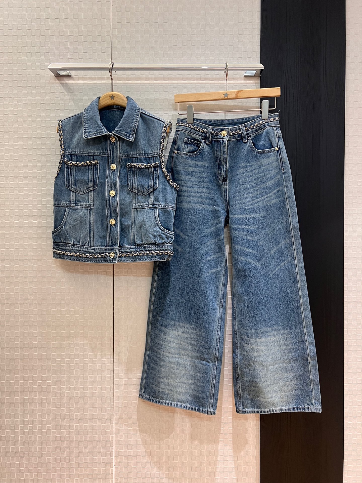 NO:439811,New style flush hand-woven rope decorative washing cowboy vest loose and casual sweet and cool age-reducing fashion and versatile jeans SML, jeans, alexander wang19860909新款冲冲手工编绳装饰洗水牛仔马甲宽松休闲 甜酷减龄 时尚百搭搭同款牛仔裤 SML,,jeans,alexander wang,Women's clothing