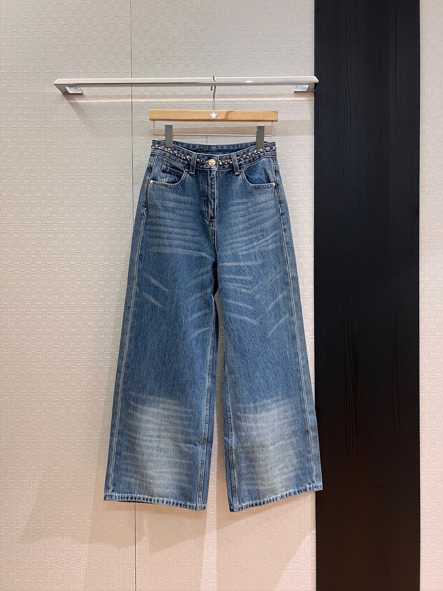 NO:439823,New style rushing show Wang Yibo same style, rope-woven decorative washing cowboy nine-point pants, denim wide-leg pants positioning and washing process, casual and age-reducing can be worn with the same style of vest 26-29,,alexander wang19860909新款冲冲走秀 王一博同款 编绳装饰洗水牛仔九分裤 牛仔阔腿裤定位洗水工艺 休闲减龄可搭同款马甲 26-29,,alexander wang,Women's clothing