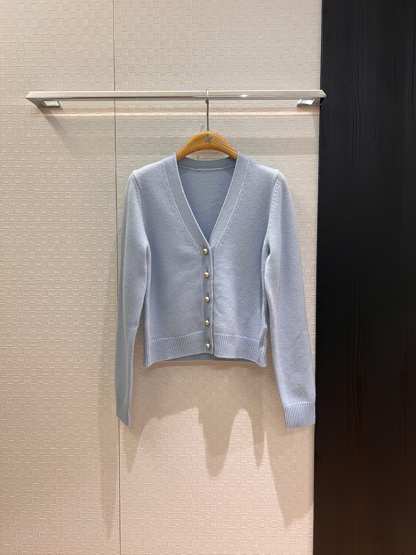 NO:439834,New CD pearl buckle V-neck knitted wool cardigan fashionable temperament age-reducing versatile blue pink SML, alexander wang19860909新款CD珍珠扣V领针织羊毛开衫时尚气质 减龄百搭蓝色粉色 SML,,alexander wang,Women's clothing