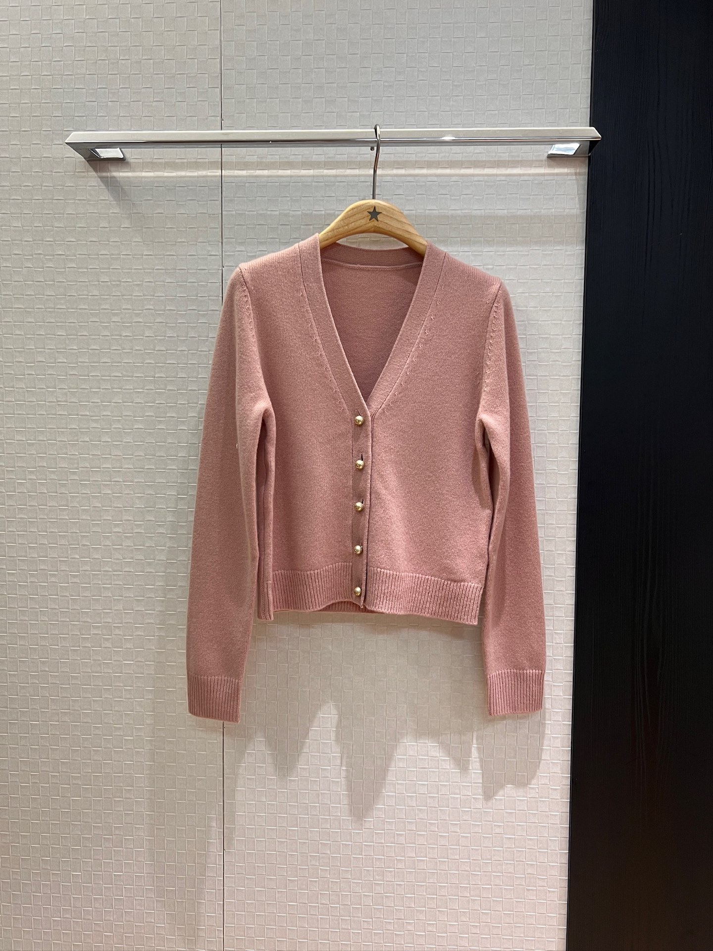 NO:439845,New CD pearl buckle V-neck knitted wool cardigan fashionable temperament age-reducing versatile blue pink SML, alexander wang19860909新款CD珍珠扣V领针织羊毛开衫时尚气质 减龄百搭蓝色粉色 SML,,alexander wang,Women's clothing