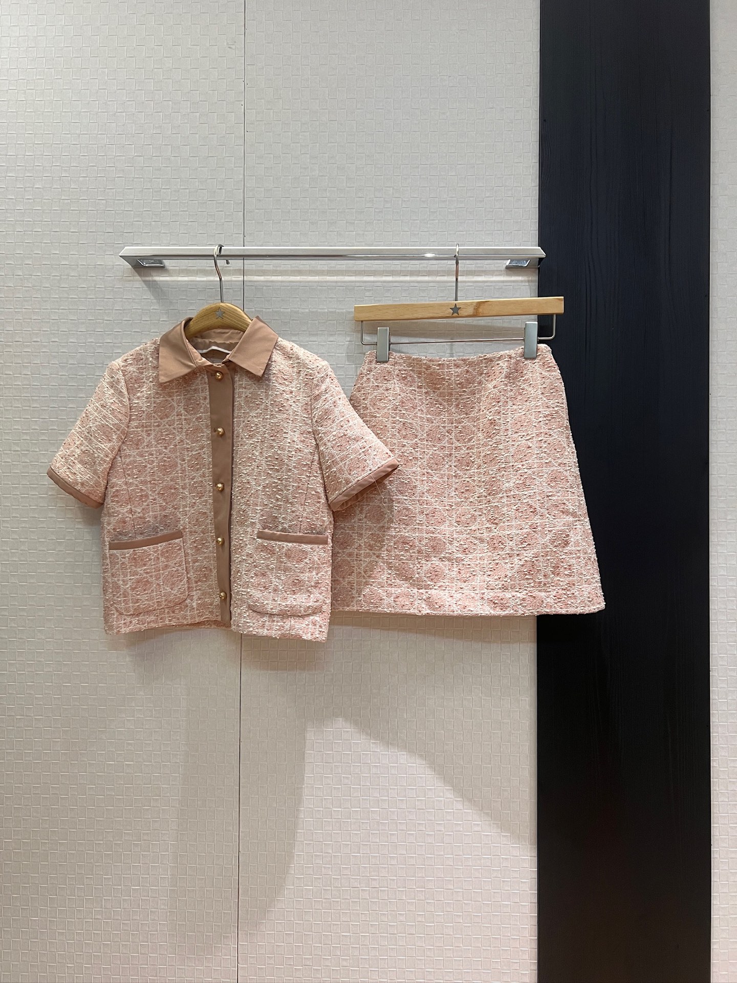 NO:439895,New French pink rattan plaid jacquard tweed lapel short jacket A-line skirt molded CD pearl buckles on both sides of the pockets commuting elegant socialite elegant age-reducing versatile SML half, skirts, jackets & coats, alexander wang19860909新款法式粉色藤格纹提花粗花呢 翻领短款外套A字半裙 开模CD珍珠扣 两侧口袋气质通勤 名媛优雅 减龄百搭SML 半,,skirts,jackets & coats,alexander wang,Women's clothing
