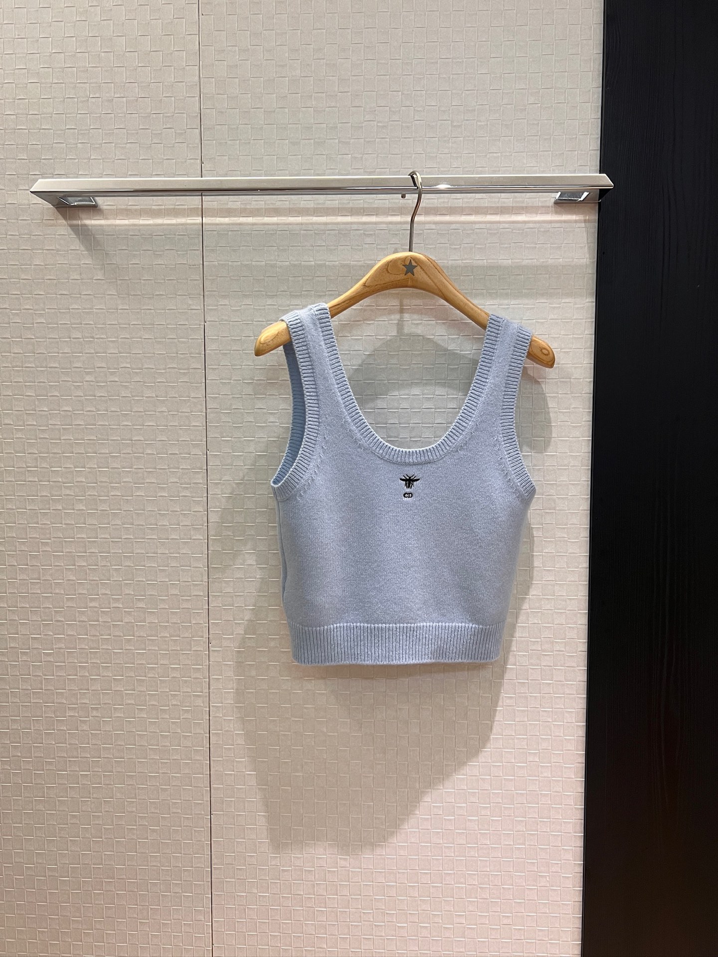 NO:439859,New embroidered bee wool knitted vest, can be worn with the same cardigan, age-reducing versatile, fashion essential blue pink SML,,alexander wang19860909新款刺绣蜜蜂羊毛针织背心 可搭同款开衫 减龄百搭 时尚必备蓝色粉色 SML,,alexander wang,Women's clothing