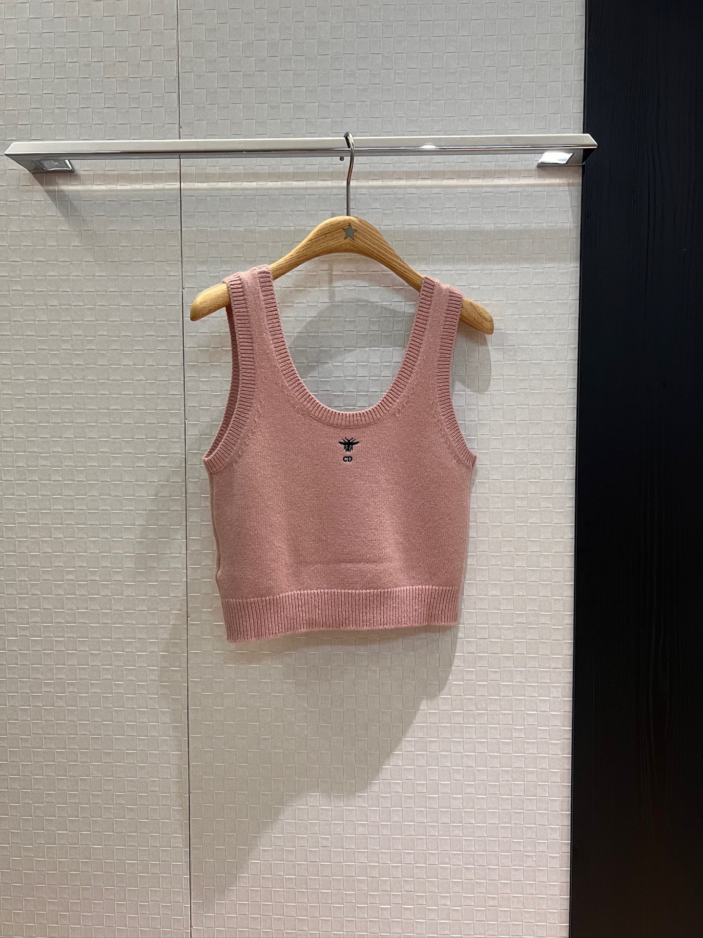 NO:439871,New embroidered bee wool knitted vest, can be worn with the same cardigan, age-reducing versatile, fashion essential blue pink SML,,alexander wang19860909新款刺绣蜜蜂羊毛针织背心 可搭同款开衫 减龄百搭 时尚必备蓝色粉色 SML,,alexander wang,Women's clothing