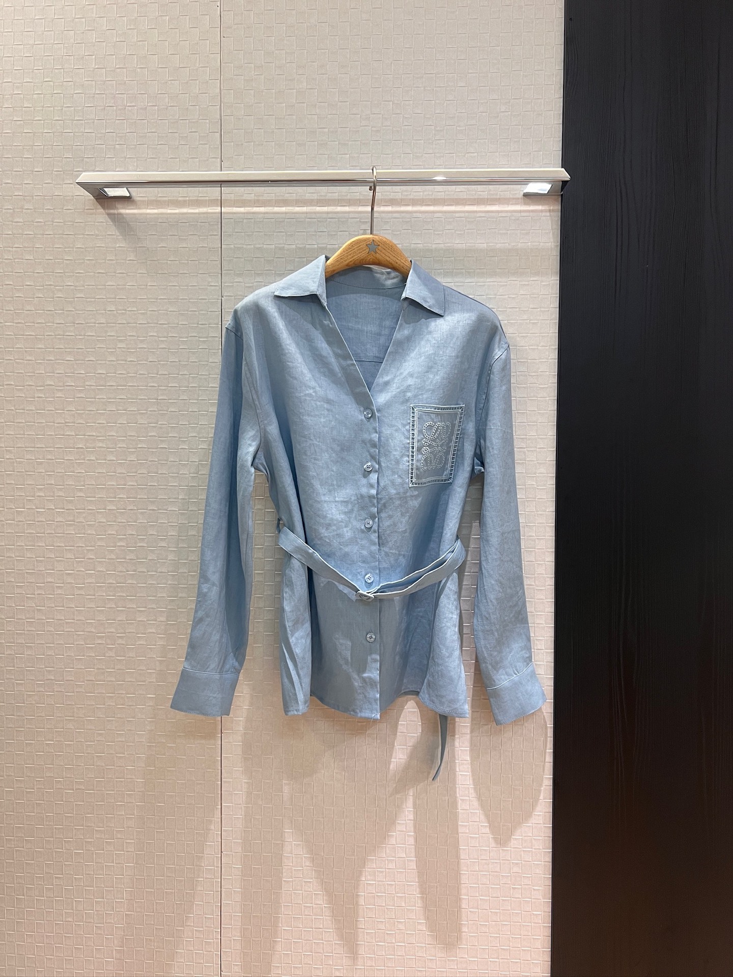 NO:439912,New pocket embroidered logo badge linen V-neck lapel shirt paired with belt waist to make it look slim, sweet, cool and handsome, commuting capable light blue and white SML, alexander wang19860909新款来袭口袋刺绣logo徽章 亚麻V领翻领衬衣 搭配腰带收腰显瘦甜酷帅气 通勤干练浅蓝白色 SML,,alexander wang,Women's clothing
