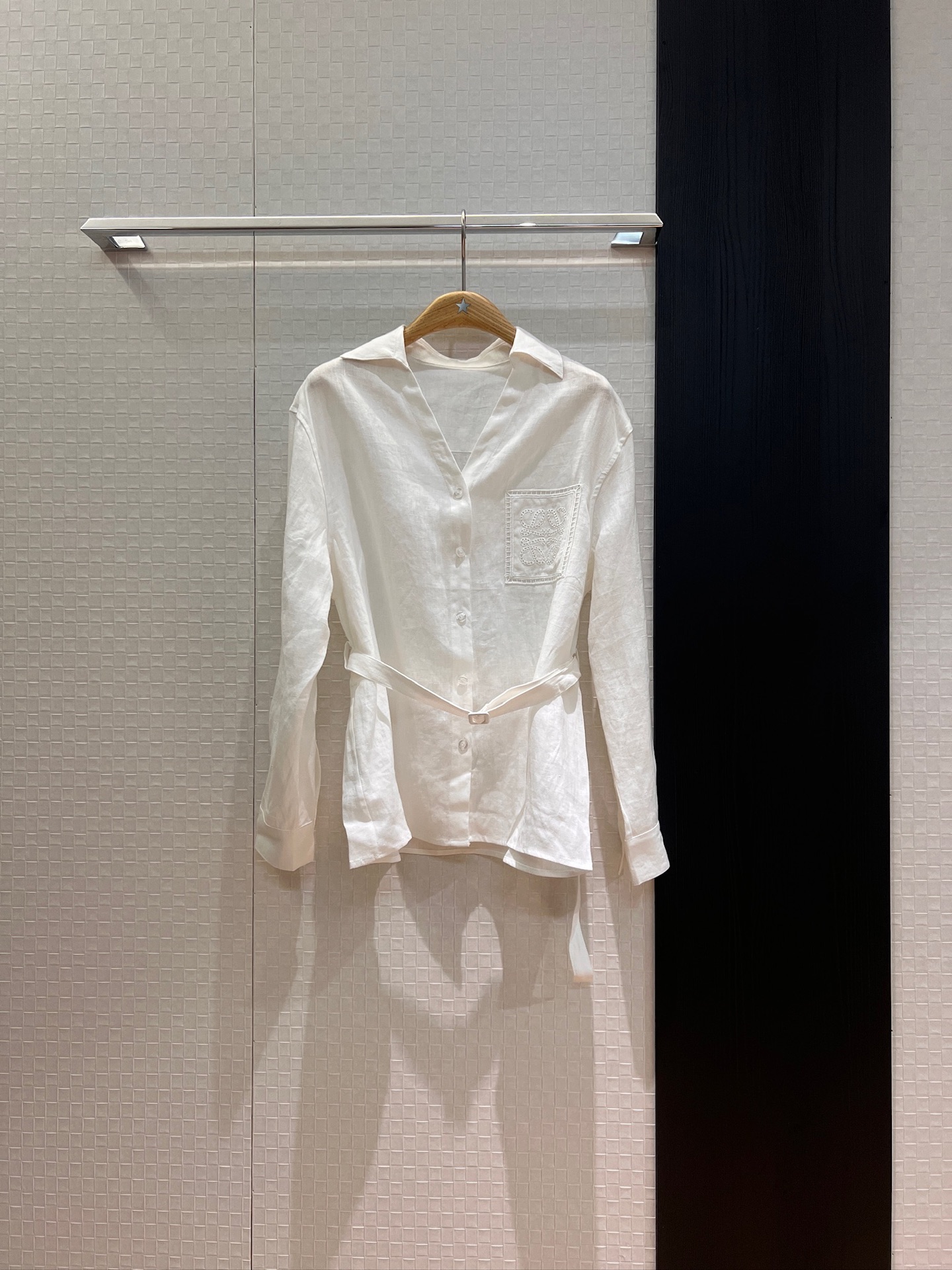 NO:439861,New pocket embroidered logo badge linen V-neck lapel shirt paired with belt waist to make it look slim, sweet, cool and handsome, commuting capable light blue and white SML, alexander wang19860909新款来袭口袋刺绣logo徽章 亚麻V领翻领衬衣 搭配腰带收腰显瘦甜酷帅气 通勤干练浅蓝白色 SML,,alexander wang,Women's clothing