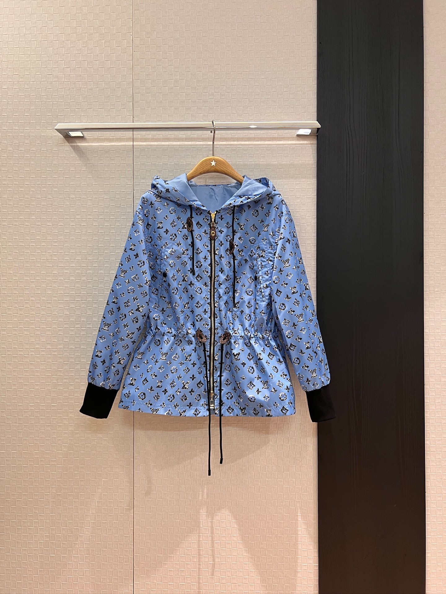NO:439874,New old-fashioned logo printed blue hooded windbreaker jacket and hat cannot be removed, elastic waisted lotus leaf hem, cuff ribbed loose casual, age-reducing versatile SML,, jackets & coats,hats,alexander wang19860909新款做旧老花logo印花蓝色连帽风衣外套帽子不可拆 松紧收腰荷叶下摆 袖口罗纹宽松休闲 减龄百搭 SML,,jackets & coats,hats,alexander wang,Women's clothing