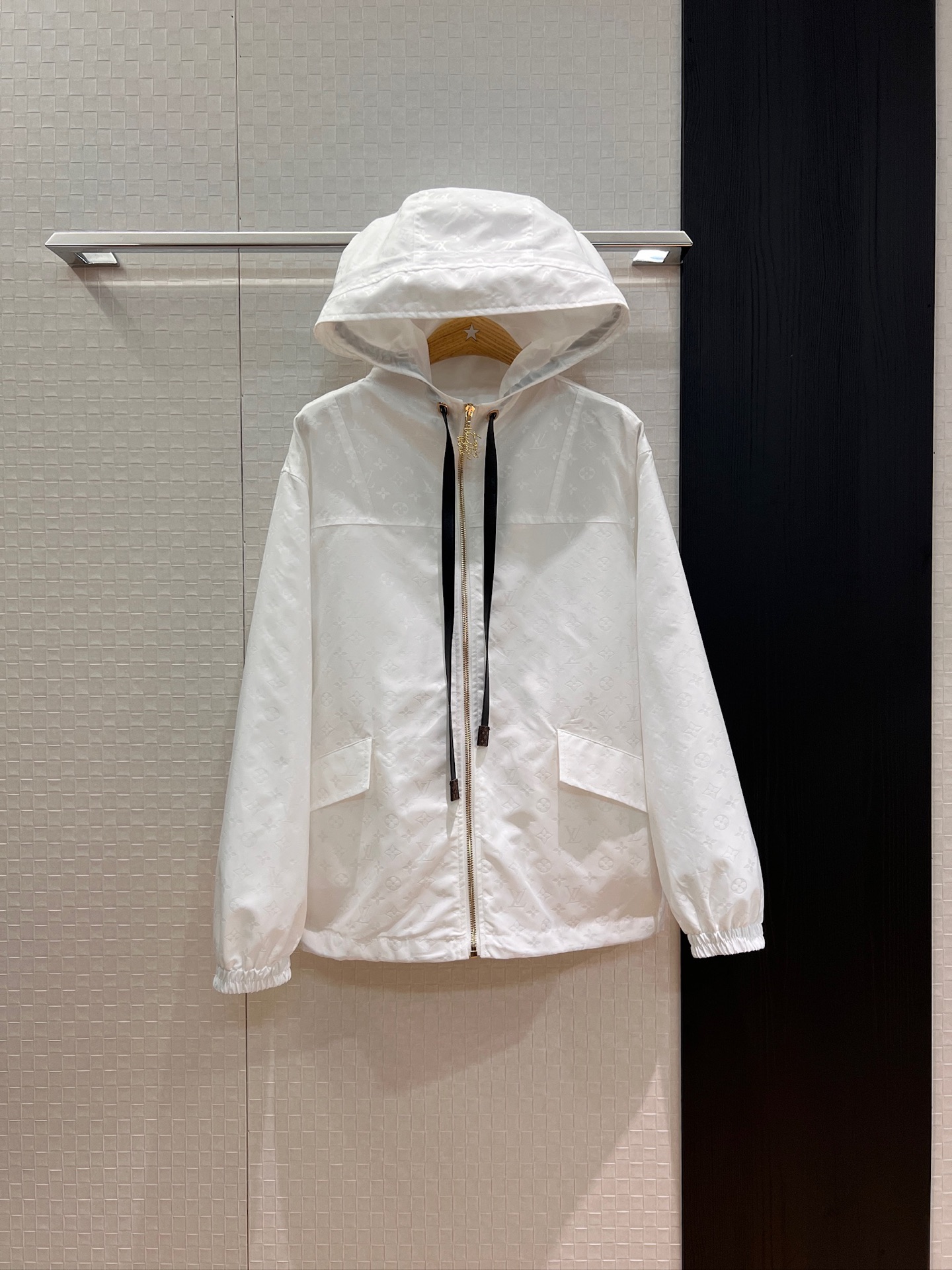 NO:440773,New white presbyterian hooded sports casual windbreaker jacket, hat, non-detachable hardware accessories mold opening, fashionable and casual, age-reducing versatile SML,, jackets & coats,hats,alexander wang19860909新款白色老花连帽运动休闲风衣外套帽子不可拆 五金配件开模 时尚休闲 减龄百搭 SML,,jackets & coats,hats,alexander wang,Women's clothing