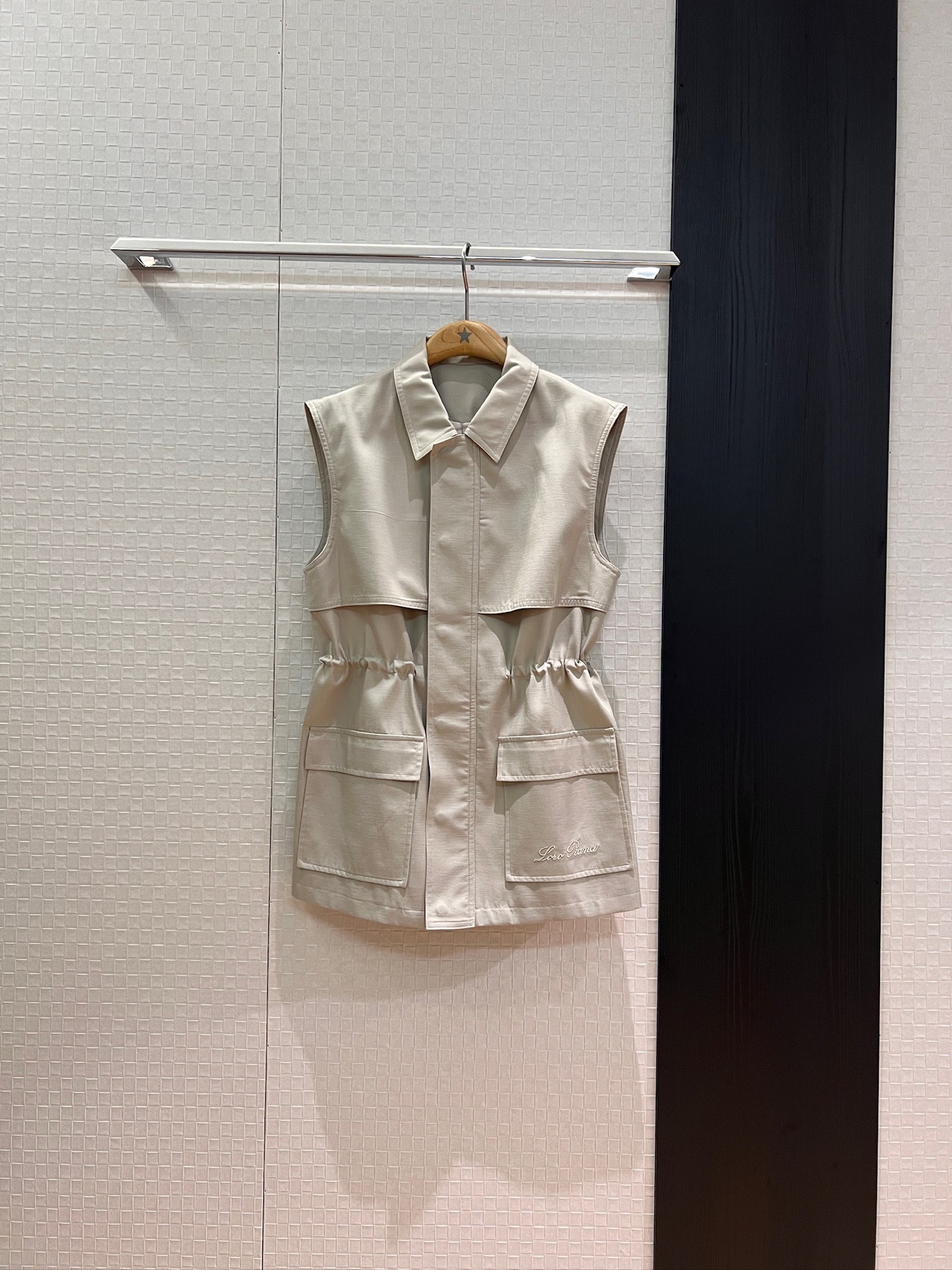 NO:440805,New style is coming LP lapel waist-hugging vest jacket, work style large pocket decoration, classic checked lining, mold opening hardware buttons, embroidered logo letters, drawstring waist-hugging adjustment casual and fashionable, handsome sweet SML,,loro piano, jackets & coats,alexander wang19860909新款来袭LP翻领收腰马甲外套 工装风大口袋装饰 经典格纹内衬 开模五金扣子 刺绣logo字母 抽绳收腰调节休闲时尚 帅气甜飒SML,,loro piana,jackets & coats,alexander wang,Women's clothing