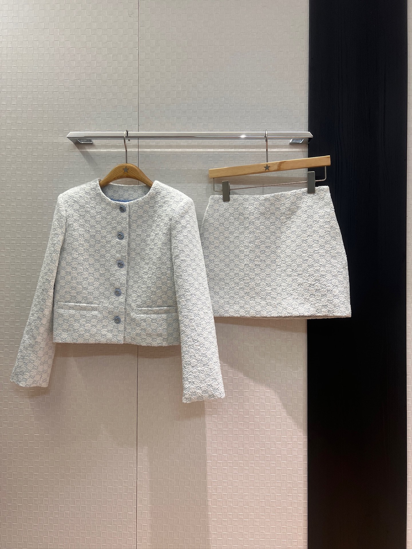 NO:440820,Exterior, used double G tweed round neck short jacket with the same skirt, with pockets on both sides, light blue, neat and capable, full of aura, commuting and casual, age-reducing versatile SML,, skirts, jackets & coats, alexander wang19860909外 半新款双G粗花呢圆领短款外套搭同款半裙 两侧有口袋 浅蓝 利落干练 气场十足 通勤休闲 减龄百搭 SML,,skirts,jackets & coats,alexander wang,Women's clothing