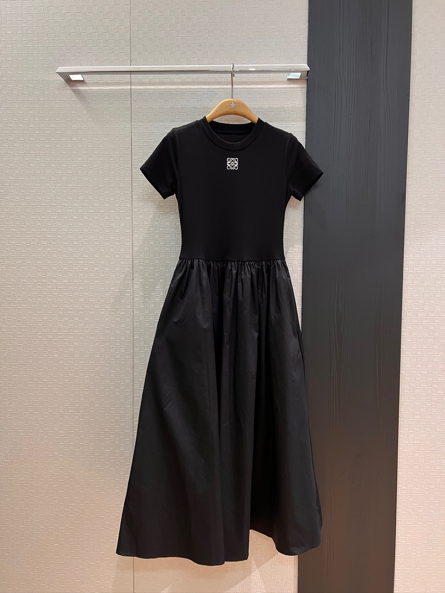 NO:440833,Recommended new chest embroidered logo badges, minimalist splicing design waist-hugging T-shirt long skirt, short-sleeved dress with pockets on both sides, sweet and casual, cute, age-reducing black and white, SML, skirts, T-shirt, tees, t-shirt, alexander wang19860909推荐新款胸前刺绣logo徽章 极简拼接设计收腰T恤长裙 短袖连衣裙两侧有口袋 甜美休闲 可爱减龄黑色白色 SML,,skirts,T-shirt,tees，t-shirt,alexander wang,Women's clothing