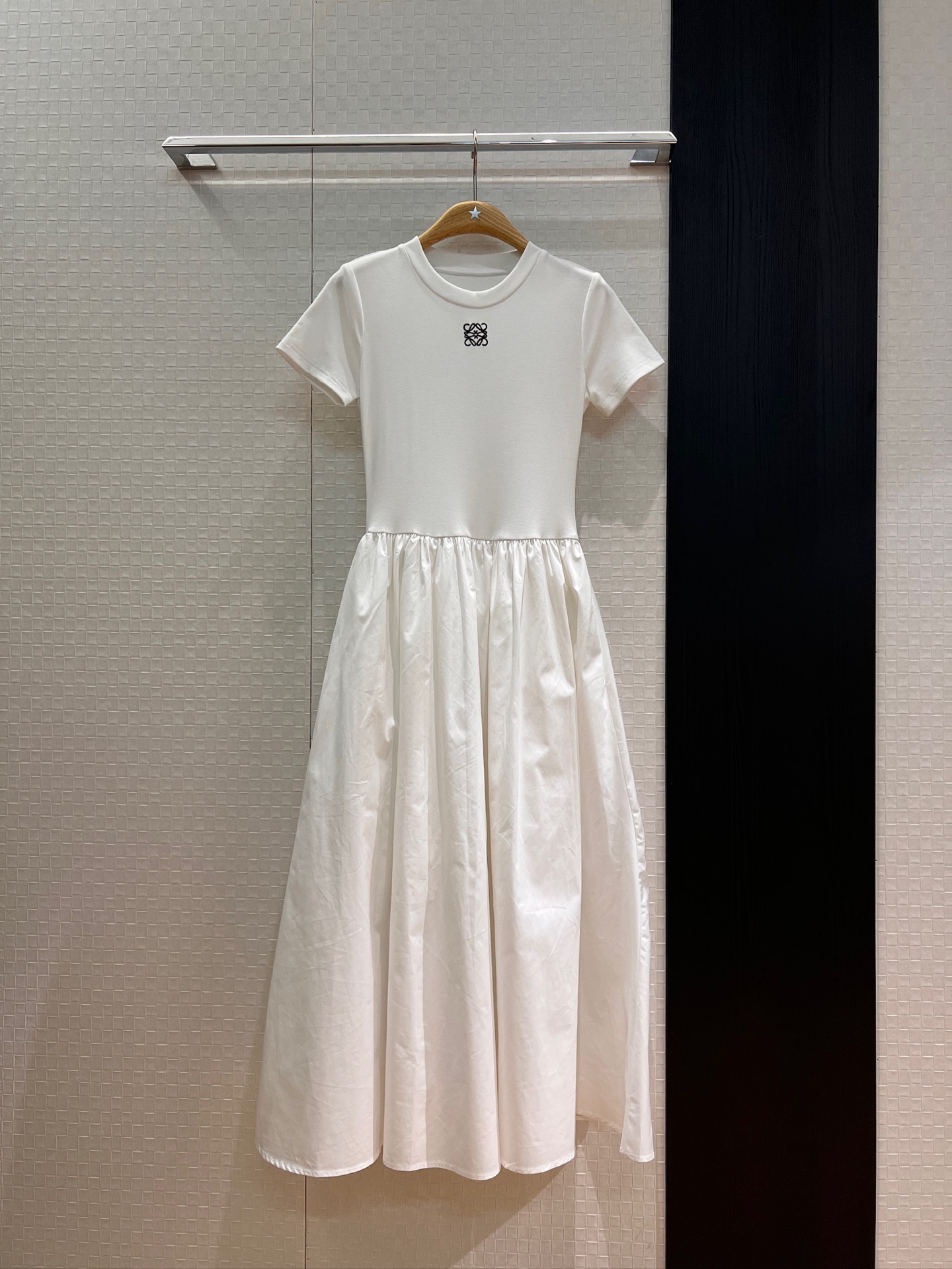 NO:440846,Recommended new chest embroidered logo badges, minimalist splicing design waist-hugging T-shirt long skirt, short-sleeved dress with pockets on both sides, sweet and casual, cute, age-reducing black and white, SML, skirts, T-shirt, tees, t-shirt, alexander wang19860909推荐新款胸前刺绣logo徽章 极简拼接设计收腰T恤长裙 短袖连衣裙两侧有口袋 甜美休闲 可爱减龄黑色白色 SML,,skirts,T-shirt,tees，t-shirt,alexander wang,Women's clothing