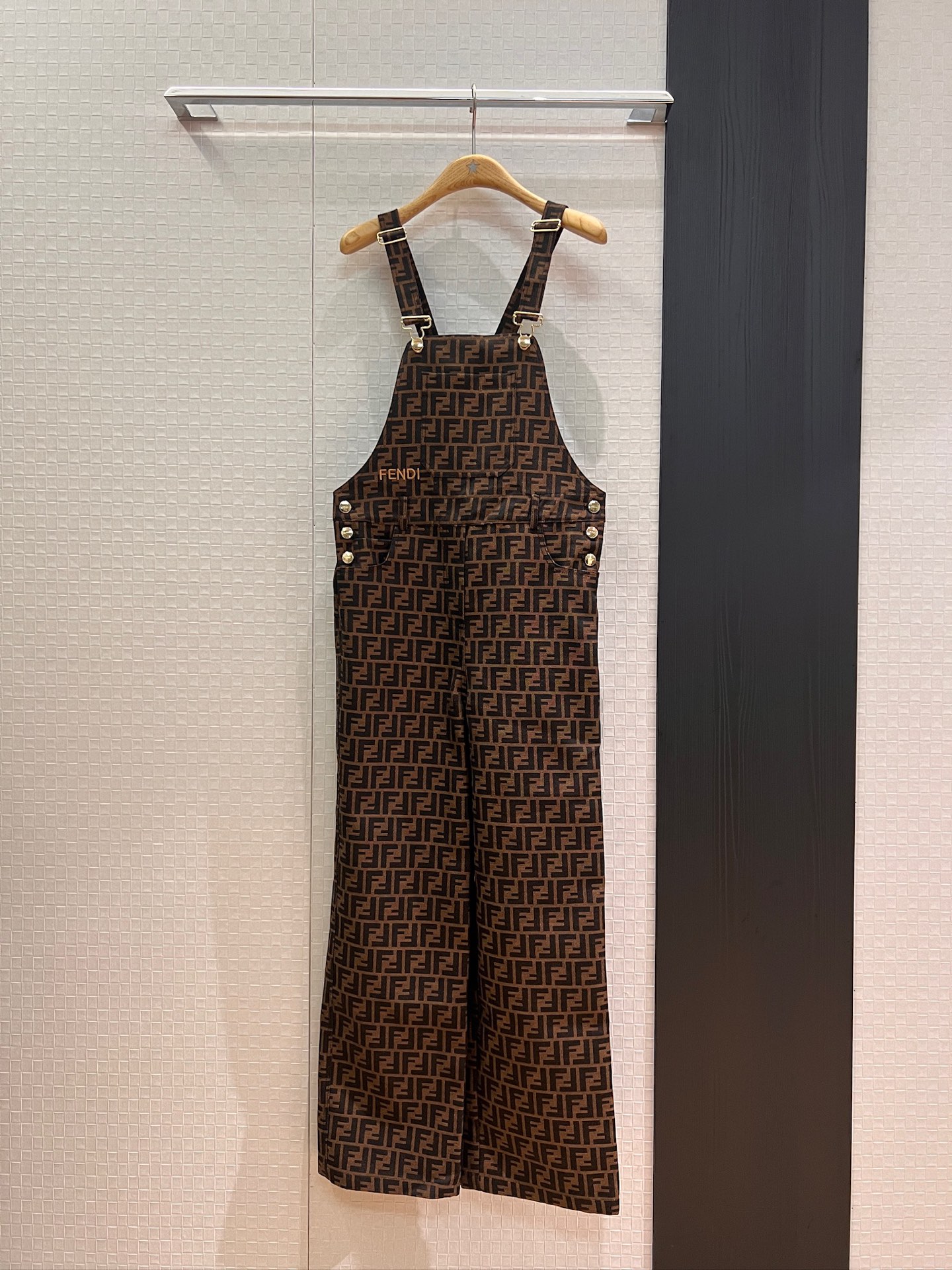 NO:441576,New double F jacquard strap trousers wide-leg pants work style, a young artifact, a must-have casual and versatile hardware mold opening, embroidered logo letters SML, alexander wang19860909新款双F提花背带长裤阔腿裤工装风 装嫩神器 减龄必备休闲百搭 五金开模 刺绣logo字母 SML,,alexander wang,Women's clothing