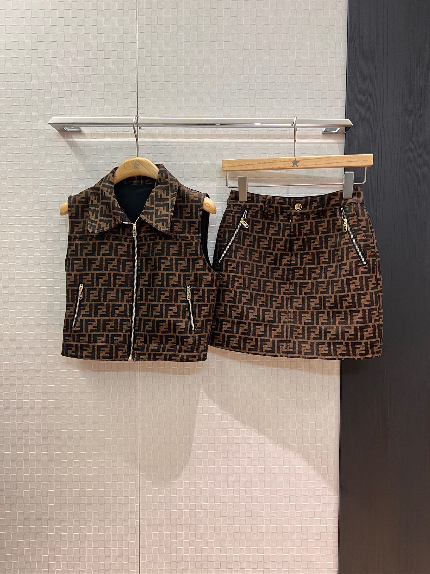 NO:441529,Horse used double F jacquard lapel vest zipper pocket decorative hip skirt slim fit and slim casual and versatile. A set of salt or sweetness. It is also great to separate. SML, skirts, alexander wang19860909马 半新款双F提花翻领马甲拉链口袋装饰包臀半裙 修身显瘦 休闲百搭 可盐可甜一套搭配 分开也超赞 SML,,skirts,alexander wang,Women's clothing