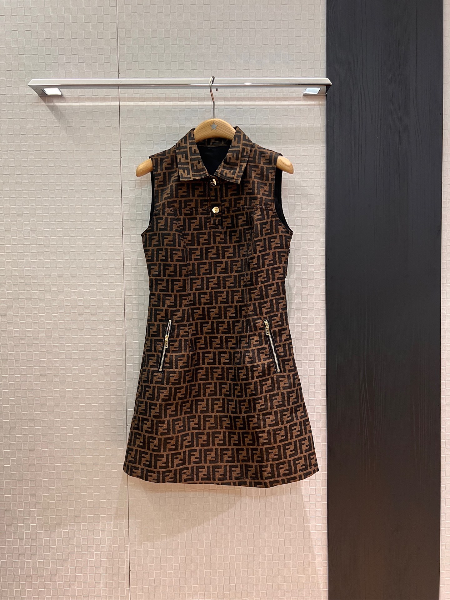 NO:441592,New double F jacquard lapel vest dress with three-dimensional tailoring, zipper pocket decoration, slim fit and slim, casual and age-reducing SML, skirts, alexander wang19860909新款双F提花翻领背心连衣裙立体剪裁 拉链口袋装饰修身显瘦 休闲减龄 SML,,skirts,alexander wang,Women's clothing