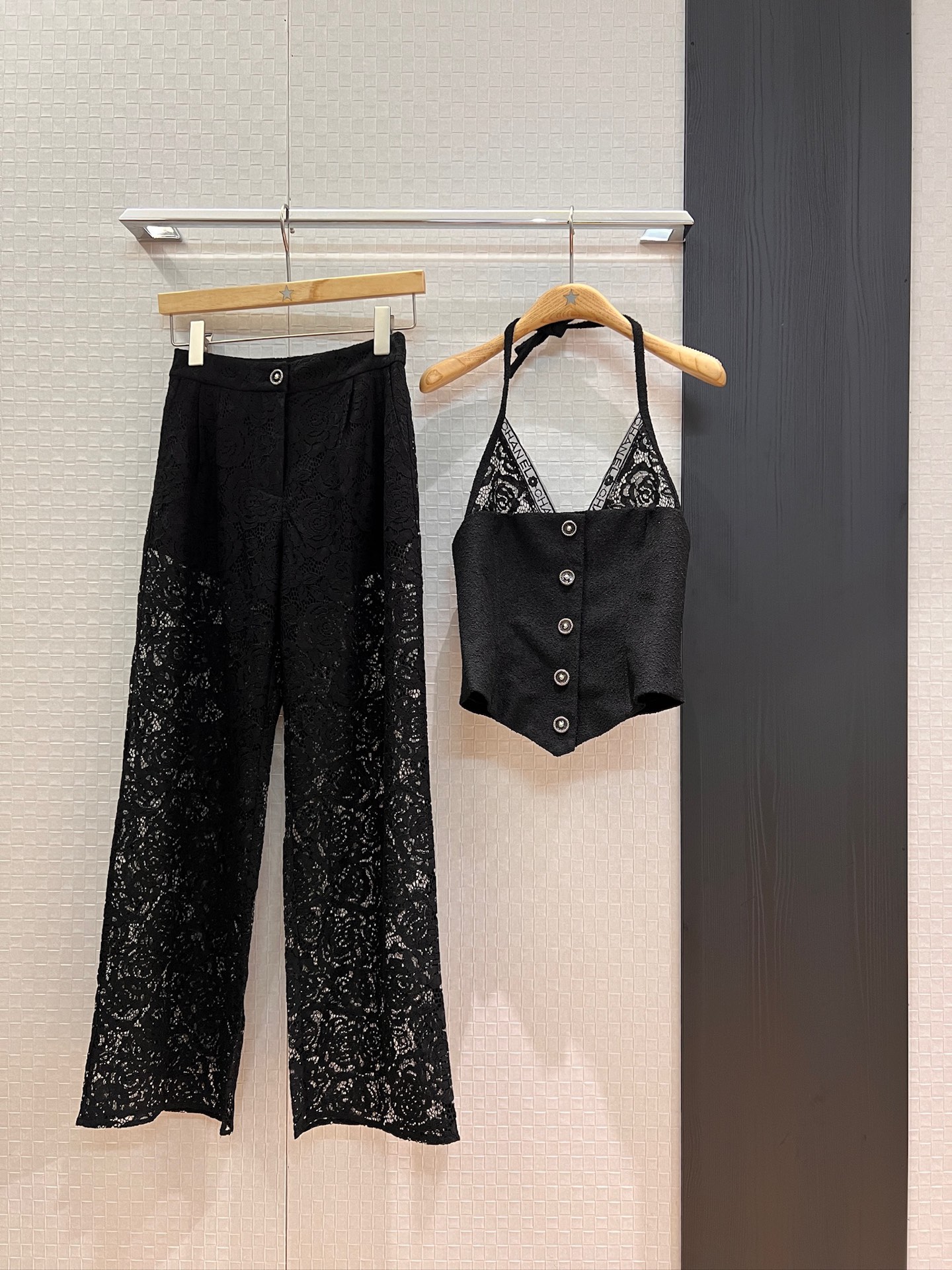 NO:441546,Hanging Lace new style show Jennie's same embroidered logo letters lace splicing fake two-piece halter neck strap top tweed strap slim fit and slim, elegant and sexy. Same lace wide-leg pants SML, alexander wang19860909吊 蕾丝新款秀款 Jennie同款刺绣logo字母蕾丝拼接假两件挂脖吊带上衣粗花呢抹胸 修身显瘦 优雅性感 搭同款蕾丝阔腿裤 SML,,alexander wang,Women's clothing