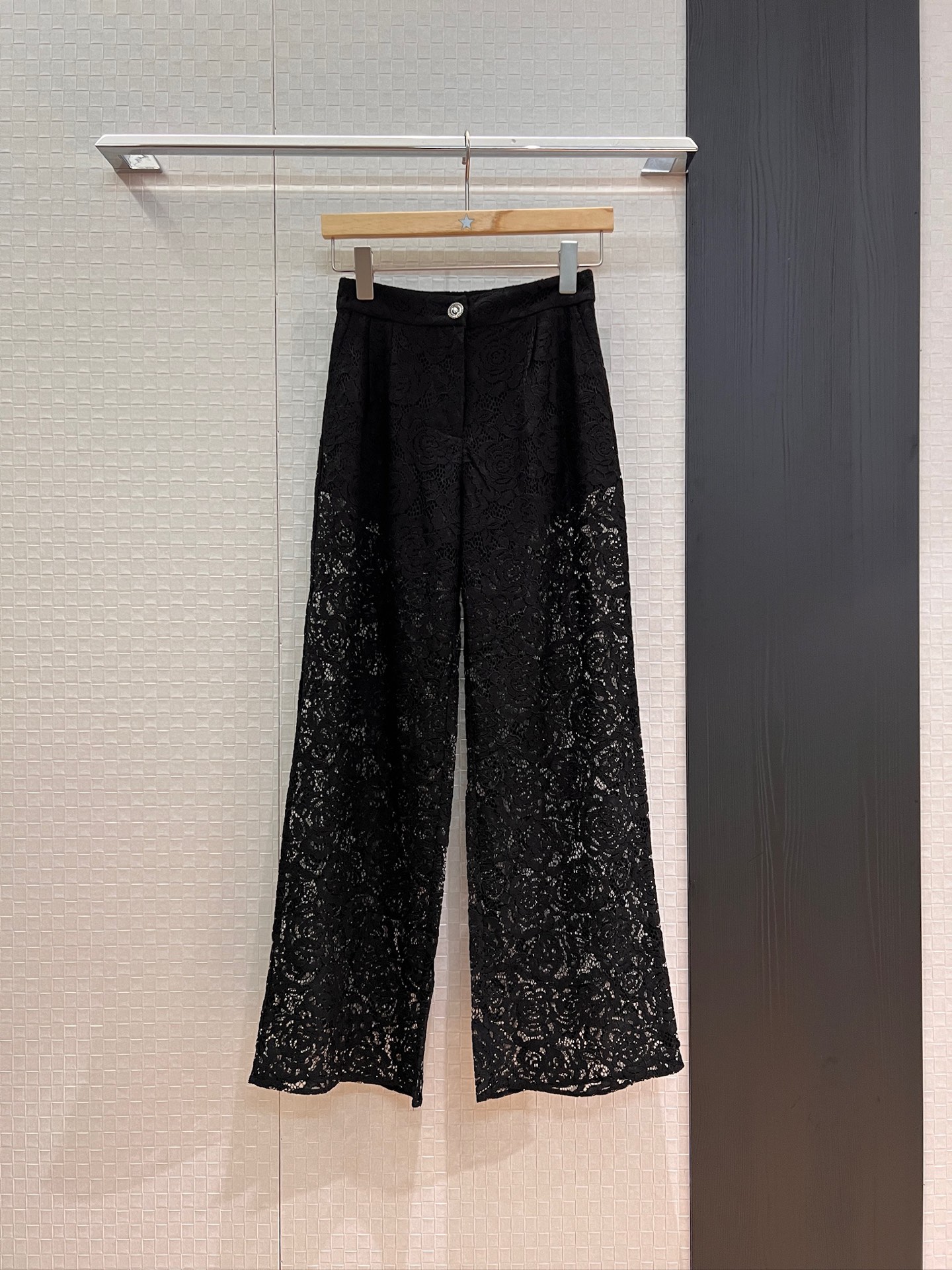 NO:441562,New style French lace wide-leg pants on the show, paired with the same neck halter, slim fit, modern, fashionable, elegant, intellectual, and slightly breathable SML lace, alexander wang19860909新款 秀场同款法式蕾丝阔腿裤 搭同款挂脖吊带 修身显瘦 摩登时髦优雅知性 微透气质 SML 蕾丝,,alexander wang,Women's clothing