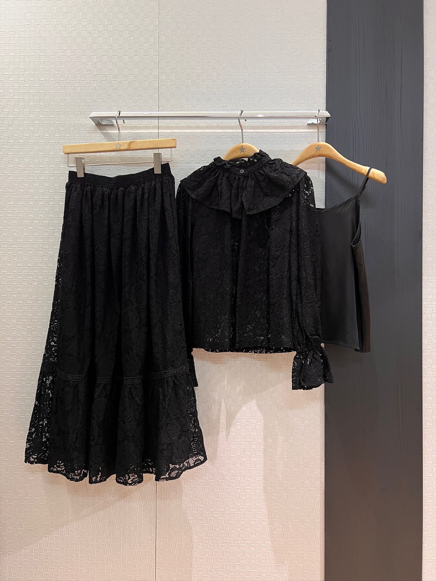 NO:441578,On the used-style lace small stand-neck lace top with elastic waist lace skirt embroidered logo letter splicing decoration Delivery suspender lining Elegant temperament Can be matched or separated SML, skirts, alexander wang19860909上 半新款花边小立领蕾丝上衣打揽松紧腰蕾丝半裙刺绣logo字母拼接装饰 配送吊带内衬 优雅气质 可一套搭或分开 SML,,skirts,alexander wang,Women's clothing