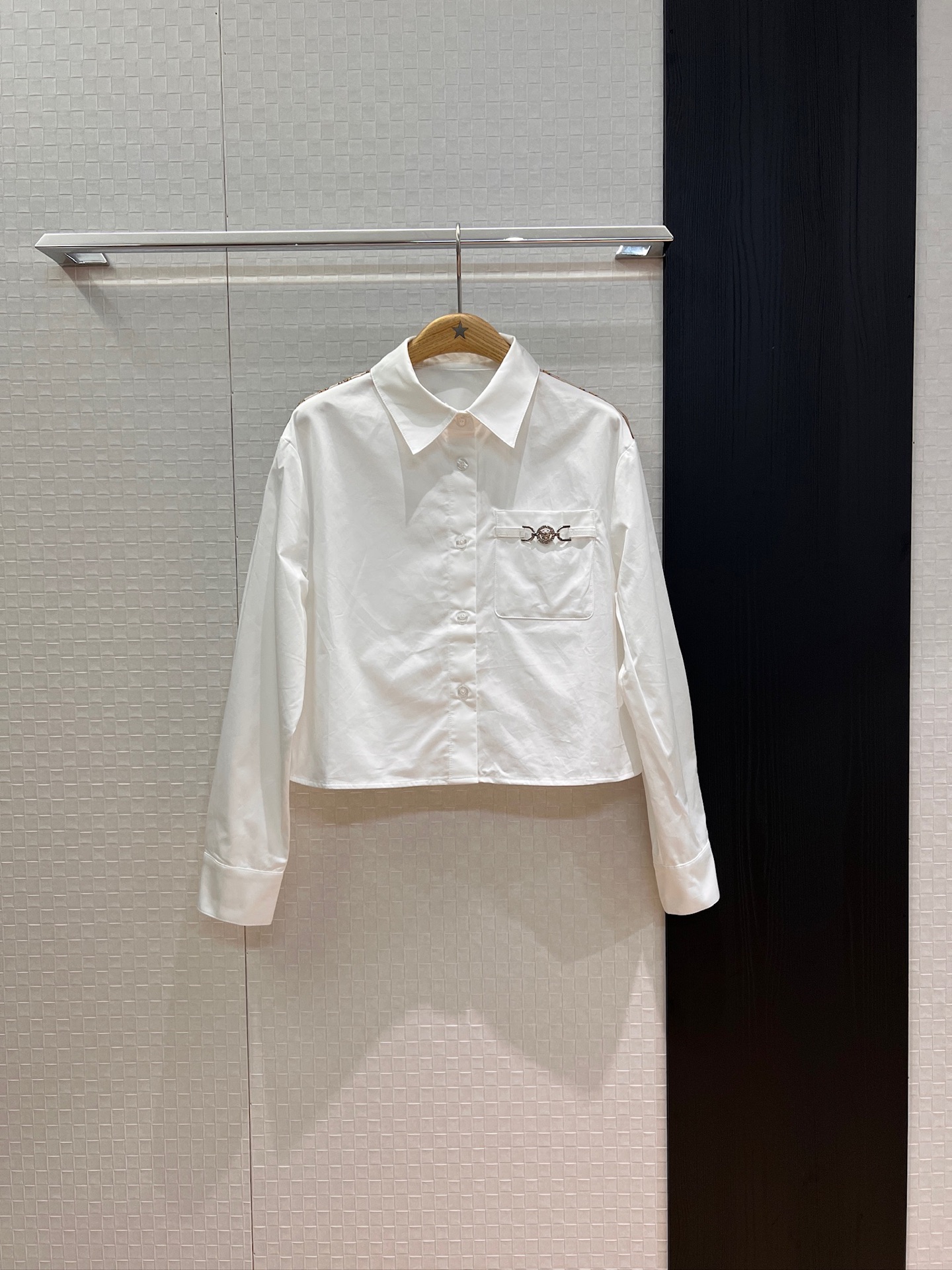 NO:441532,New style of the new chain printed splicing short shirt, Medusa badge on the chest, loose and casual pocket, age-reducing versatile SML,,alexander wang19860909新款来袭链条印花拼接短款衬衣 胸前美杜莎徽章装饰口袋宽松休闲 减龄百搭SML,,alexander wang,Women's clothing