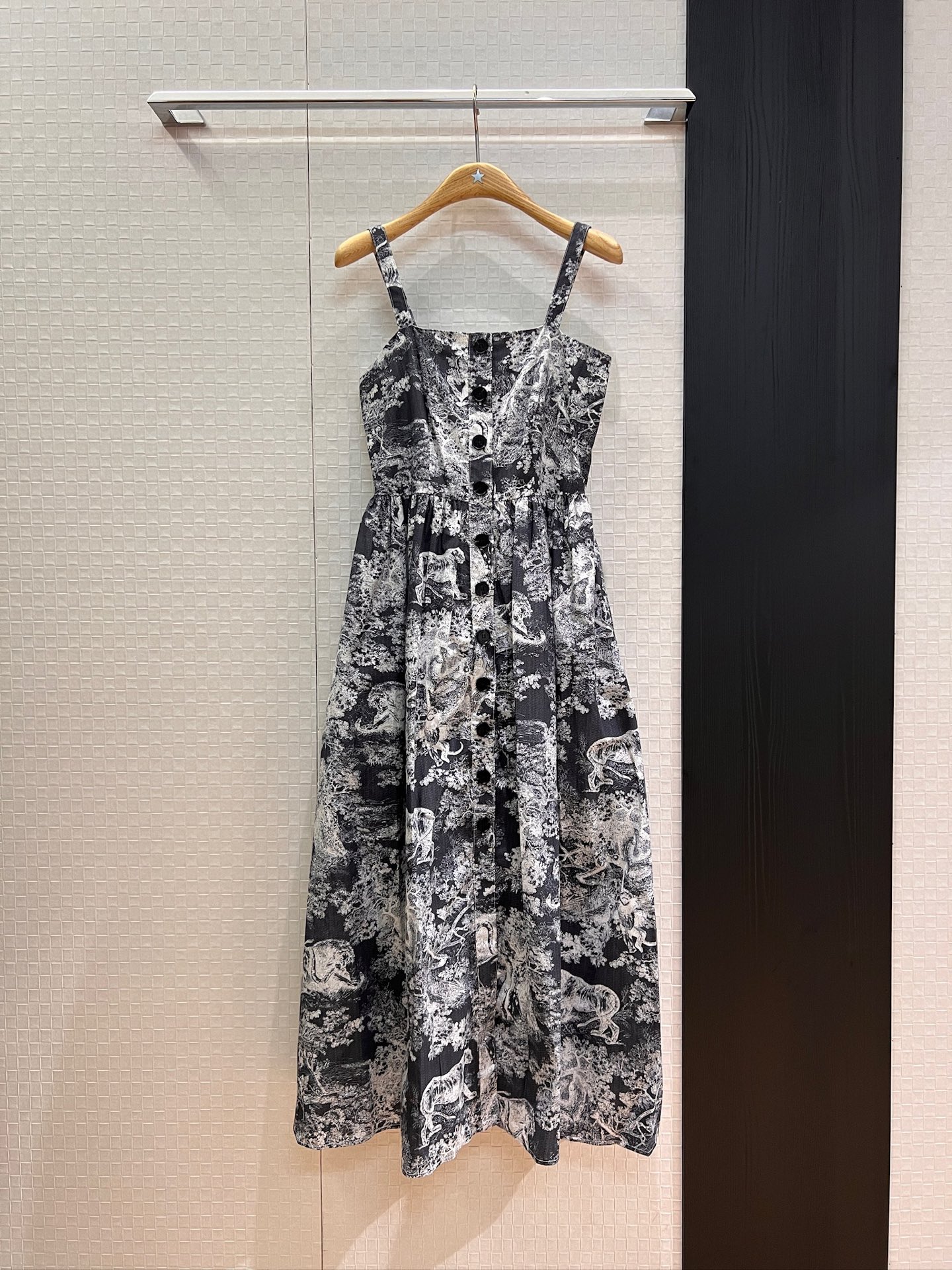 NO:442881,New vacation series Classic Juyi printed suspender dress Breasts design Adjustable slits Pockets on both sides lazy and comfortable Vacation style Age-reducing temperament SML, skirts, alexander wang19860909新款度假系列 经典茹伊印花吊带连衣裙 排扣设计 可调节开叉 两侧有口袋慵懒舒适 度假风 减龄气质 SML,,skirts,alexander wang,Women's clothing