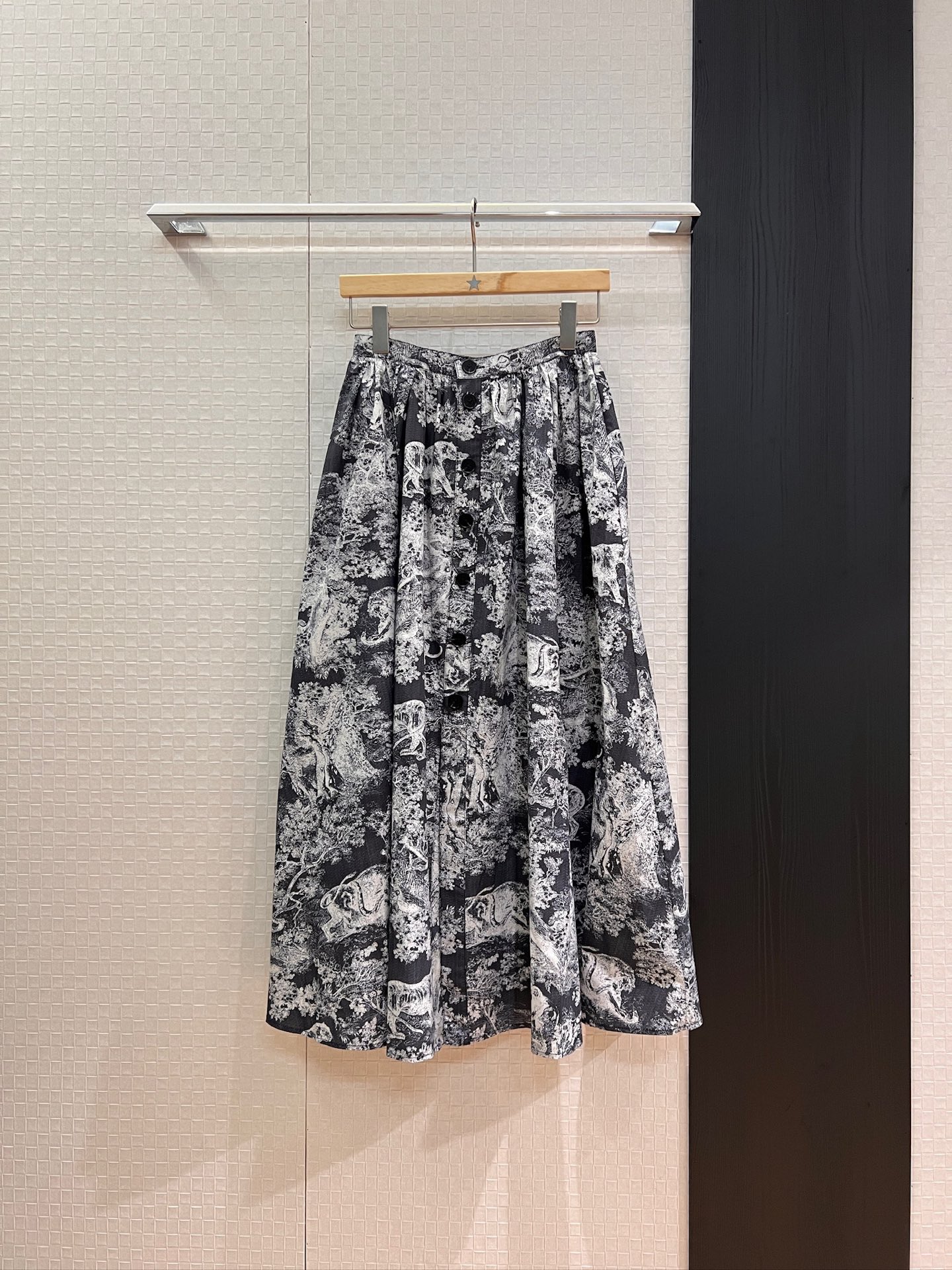 NO:442910,New Ruyi beast printed skirt, classic cotton fabric, pockets on both sides, breasted design, versatile temperament, essential SML, skirts, alexander wang19860909新款茹伊猛兽印花半裙 经典棉布面料 两侧有口袋 排扣设计开叉气质百搭 减龄必备SML,,skirts,alexander wang,Women's clothing