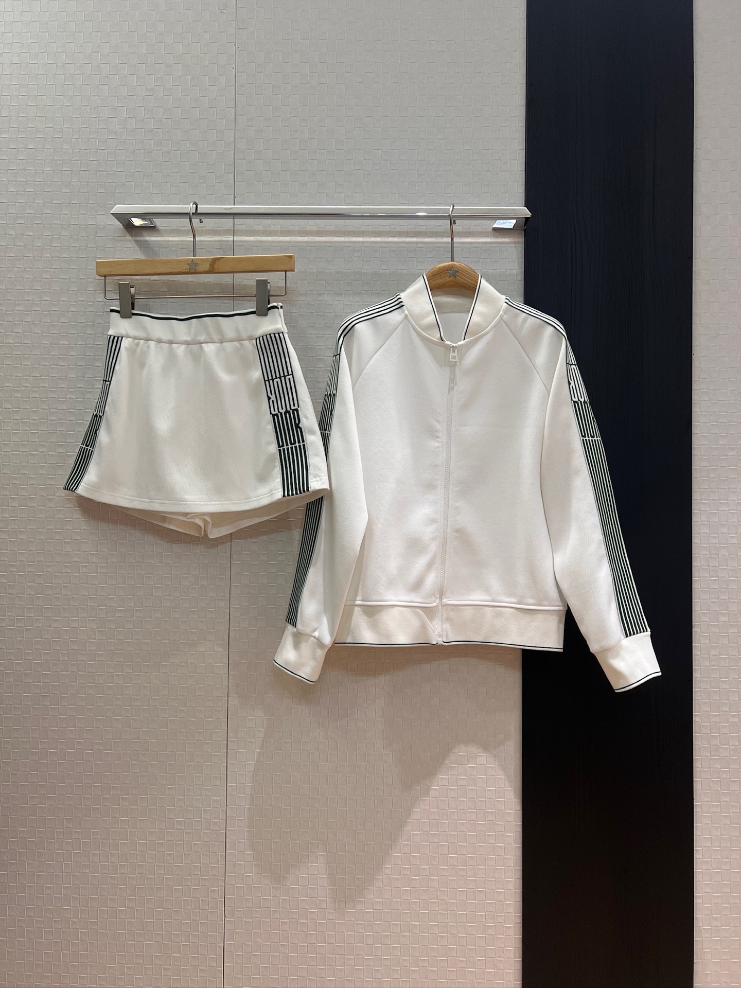 NO:442940,Outer skirt new tennis series side logo striped spliced ​​stand collar casual jacket jacket same style elastic waist skirt pants shorts versatile, age-reducing essential SML, skirts, shorts, jackets & coats, jackets & coats, alexander wang19860909外 裙新款网球系列 侧边logo条纹拼接立领休闲夹克外套同款松紧腰裙裤 短裤运动百搭 减龄必备 SML,,skirts,shorts,jackets & coats,jackets & coats,alexander wang,Women's clothing